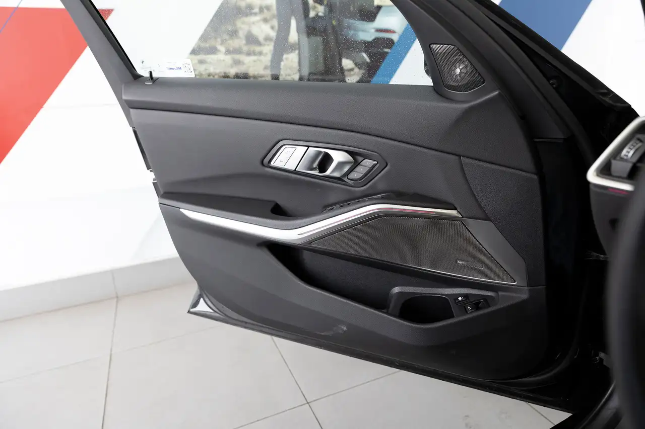BMW 3 Series снимка BMW 3 Series
