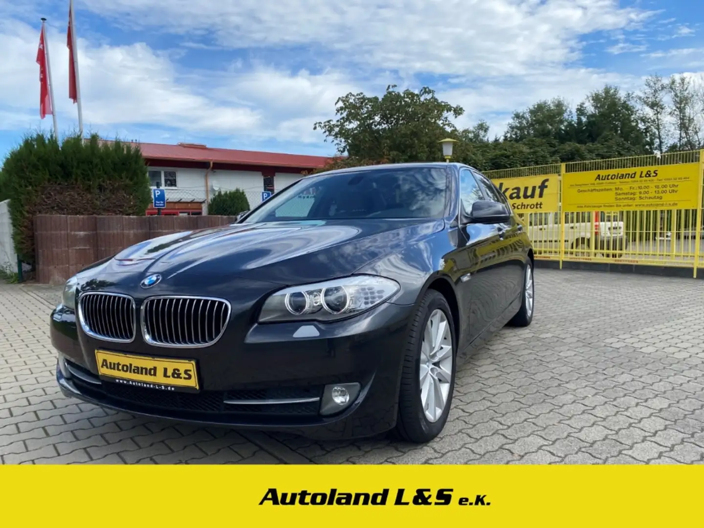 BMW 528 i, SH, PDC, Dach, 2. Hand, Bi Xenon, Leder, Alus, Šedá - 1