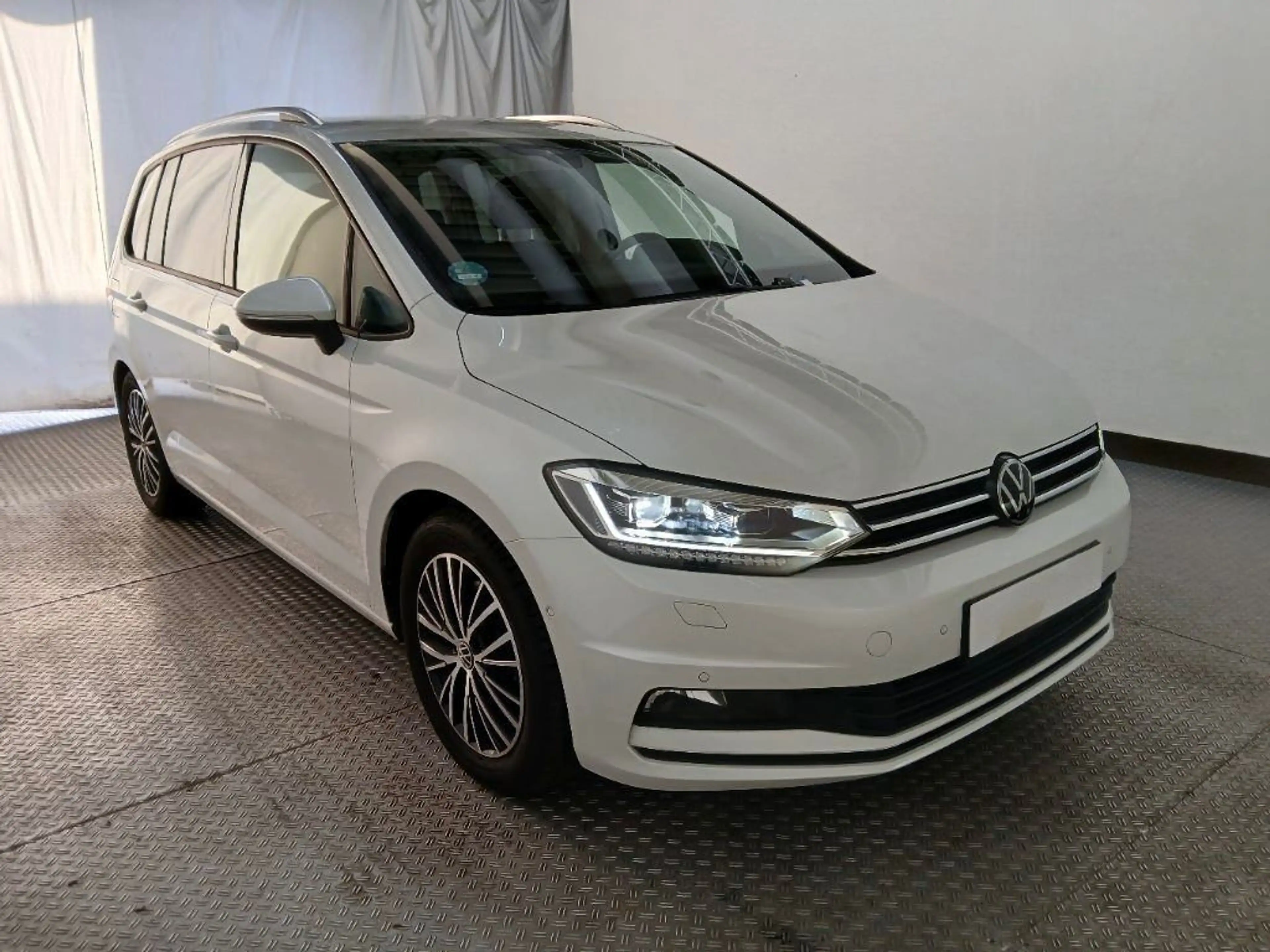 Volkswagen Touran Business AHK DYNAUDIO STHZ LHZ ActiveLigh — photo 6