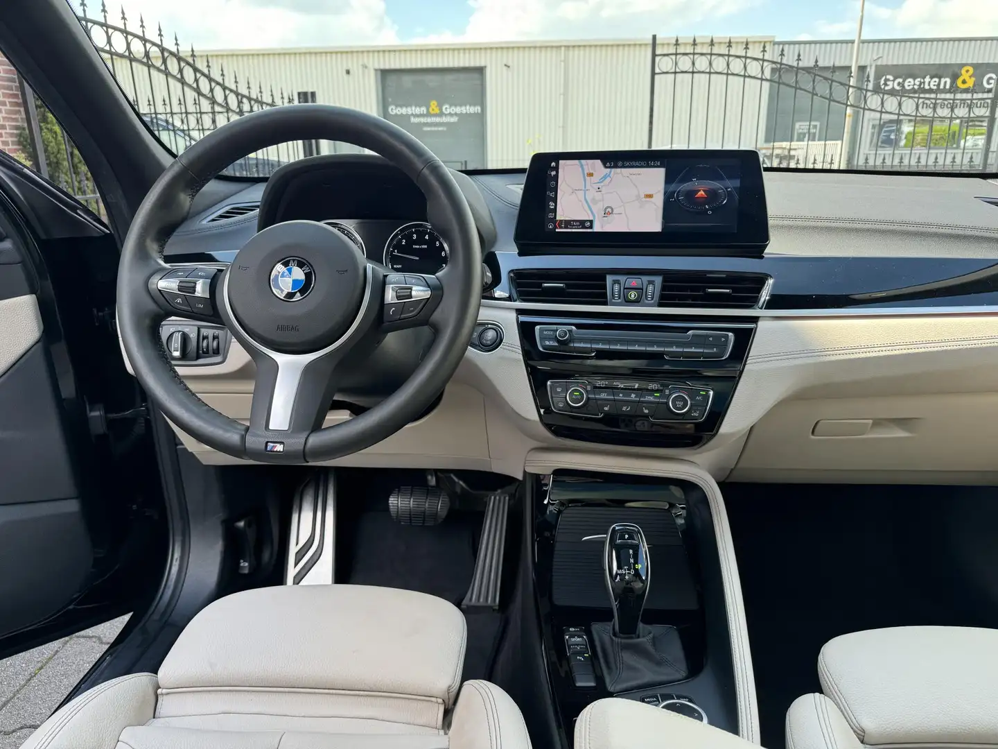 BMW X1 sDrive20i M-Sport High Executive Edition Zwart - 2
