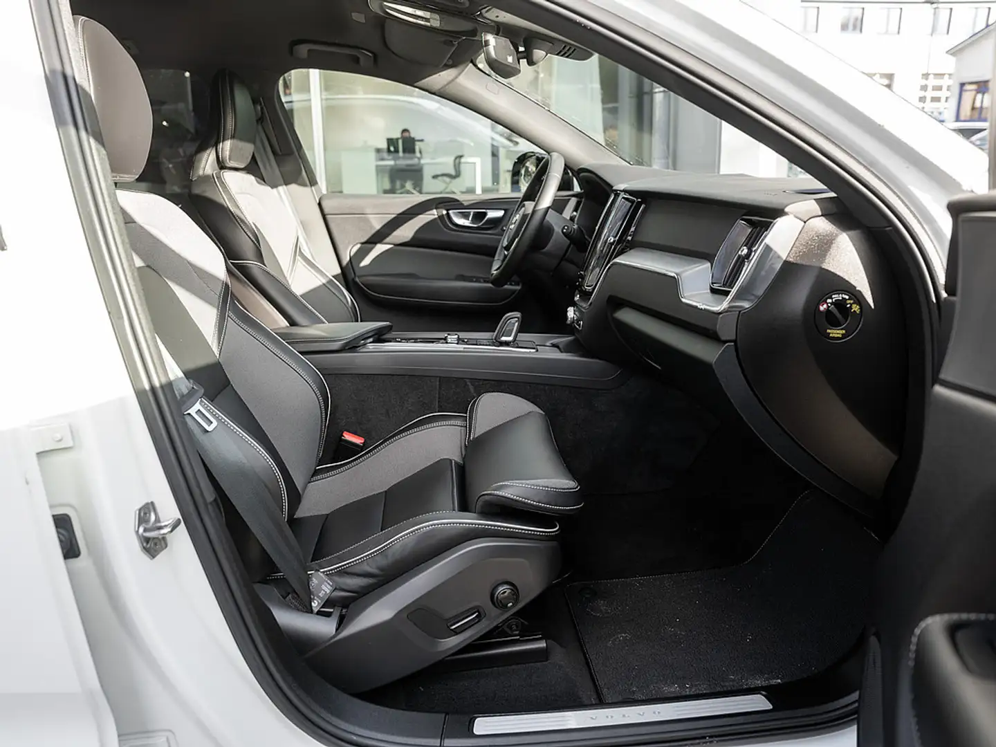 Volvo XC60 B4 R Design Weiß - 2