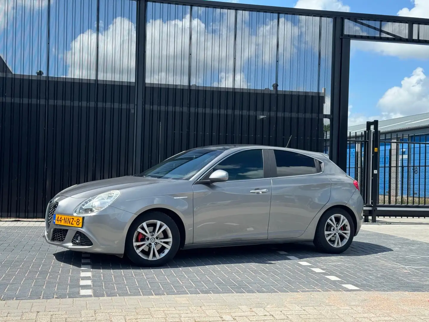 Alfa Romeo Giulietta 1.4 T Distinctive - SCHUIFDAK - LMV - XENON Сірий - 1