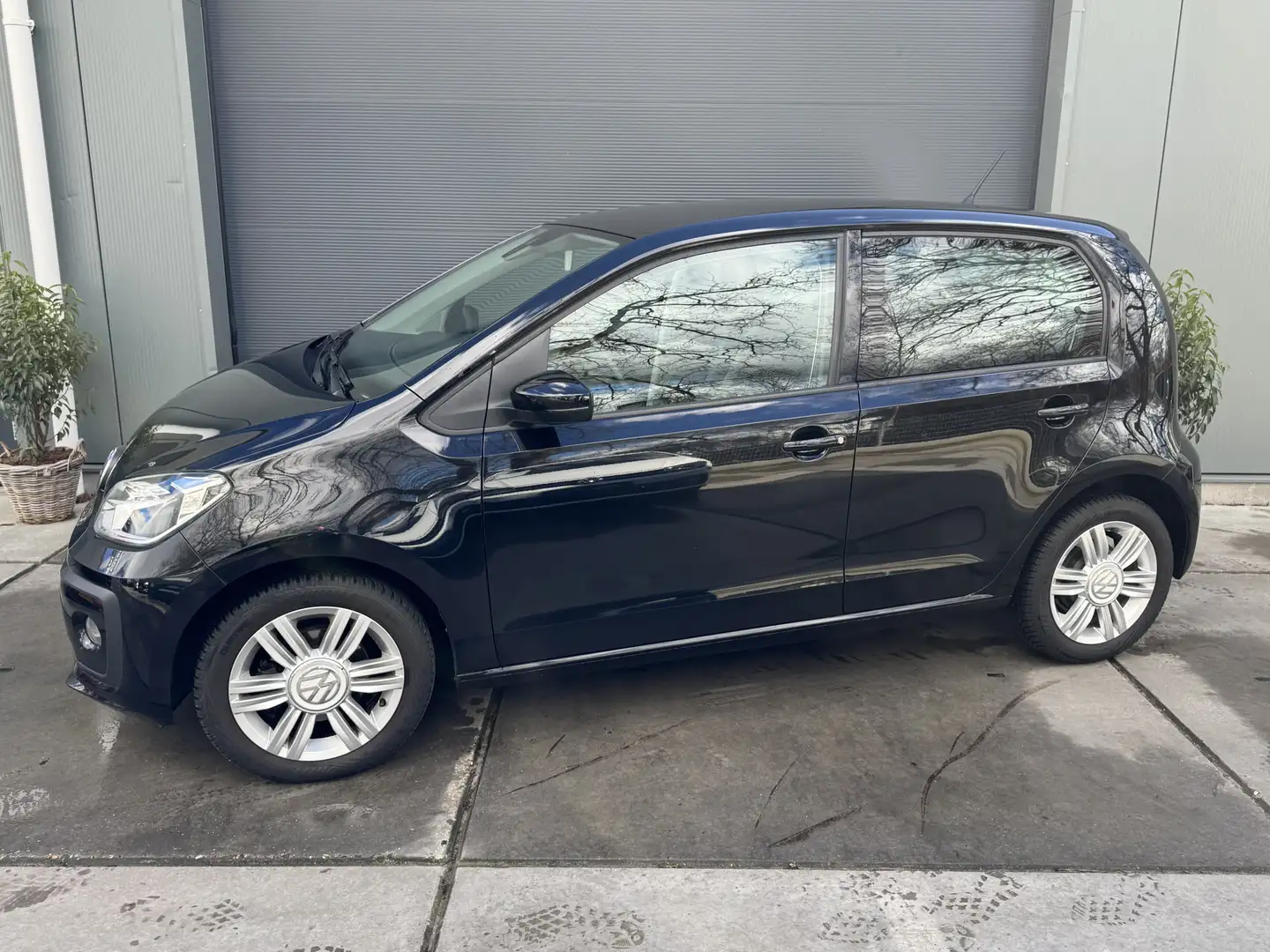 Volkswagen up! 1.0 BMT 60pk high up! PDC LMV Lederenstuurwiel Cru Noir - 2