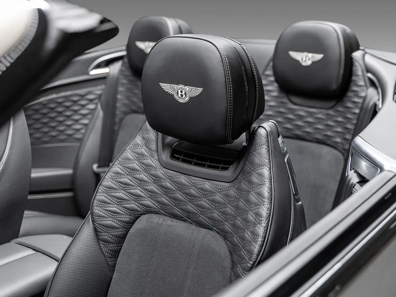 Bentley Continental GTC 2026 — фото 13