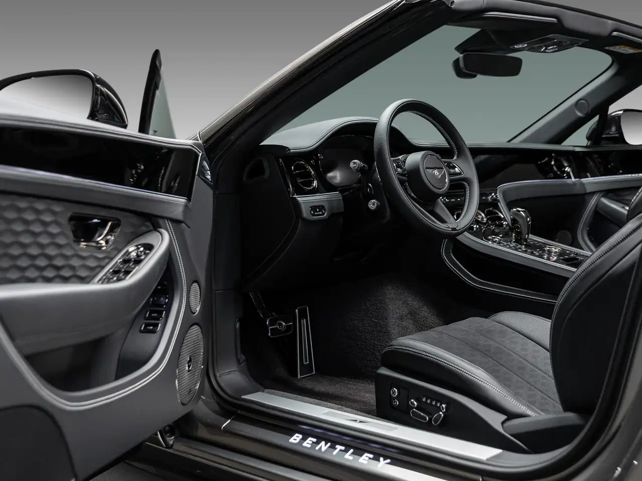 Bentley Continental GTC 2026 — фото 15
