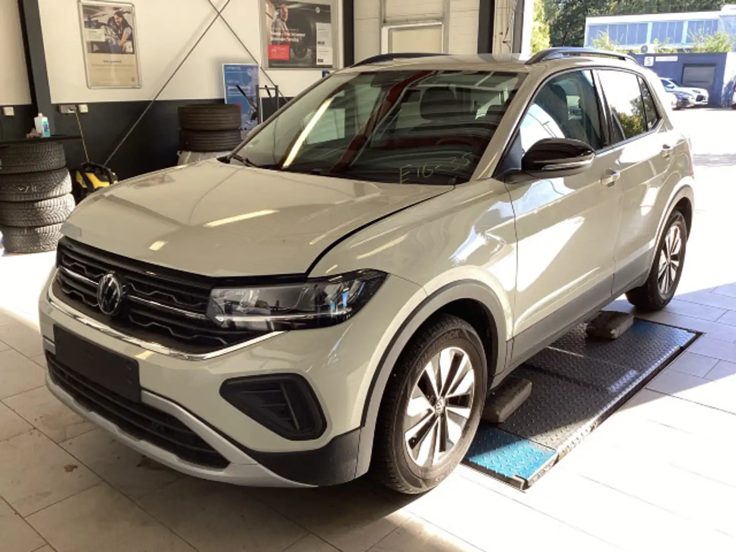 Volkswagen T-Cross 1.0 TSI Goal DSG ACC Navi CarPlay Kamera Grau - 2