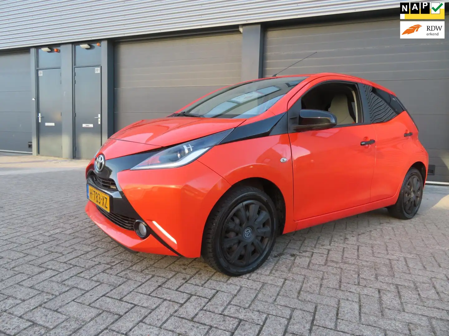 Toyota Aygo 1.0 VVT-i x-play nieuwstaat airco nieuwe apk 2026 Arancione - 1