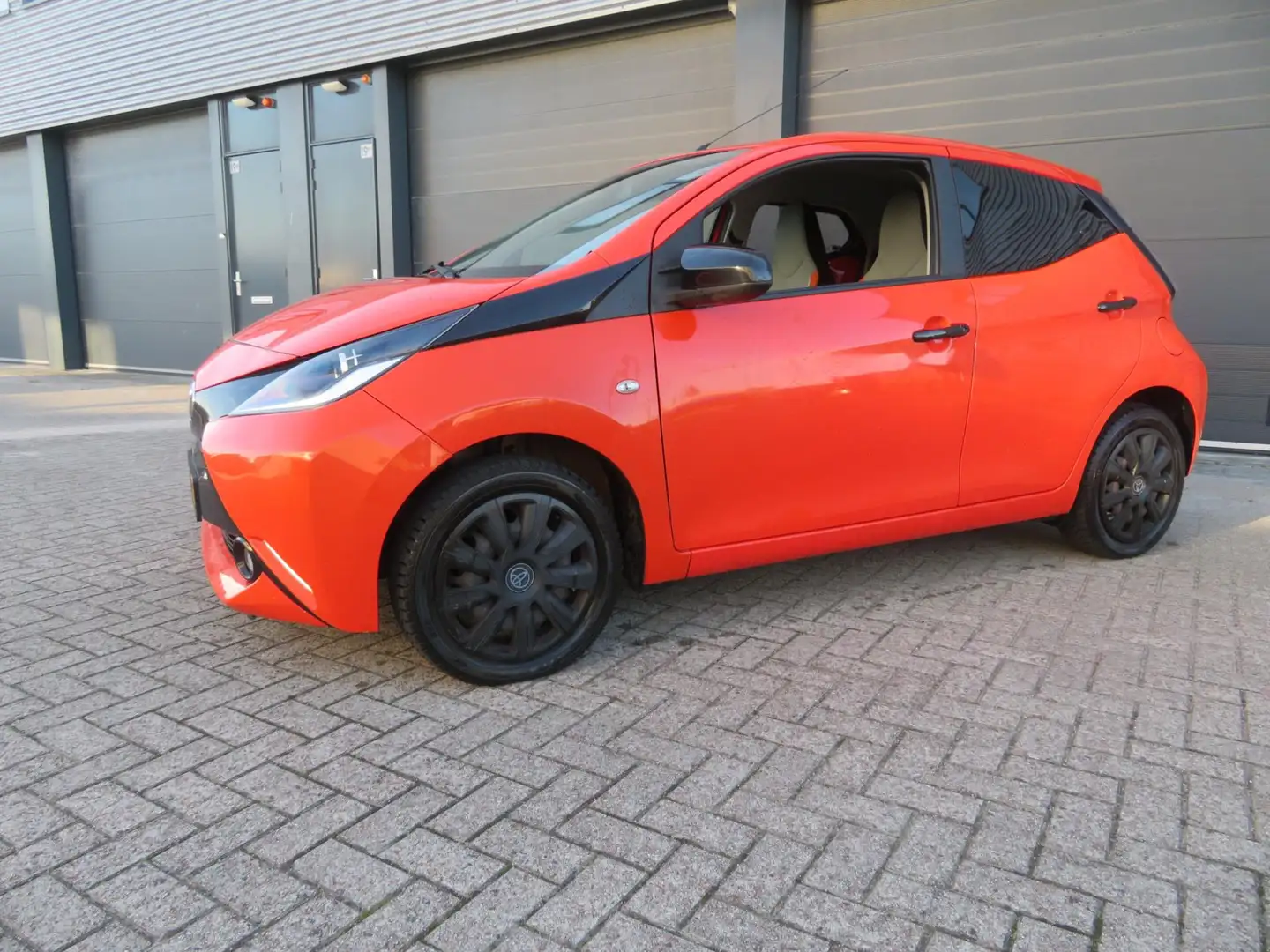 Toyota Aygo 1.0 VVT-i x-play nieuwstaat airco nieuwe apk 2026 Arancione - 2