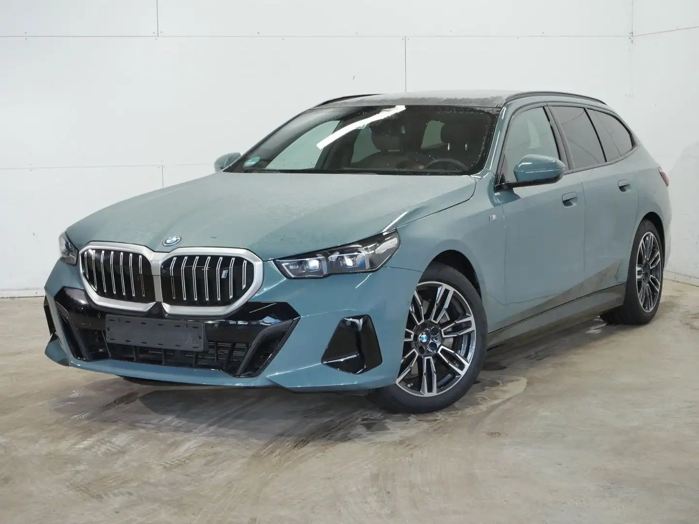 BMW i5 Touring 40 eDrive M Sport AHK ACC PANO B&W Vert - 2
