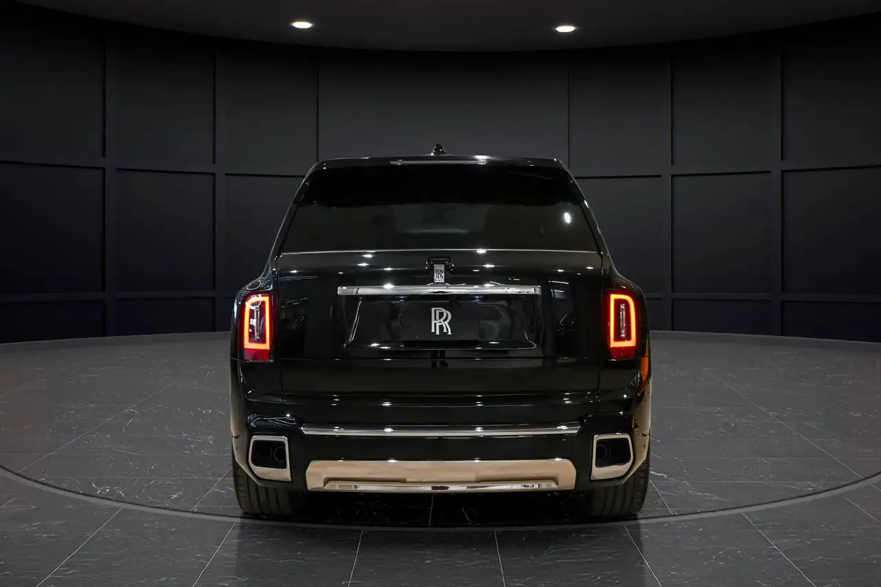 Rolls-Royce Cullinan снимка Rolls-Royce Cullinan
