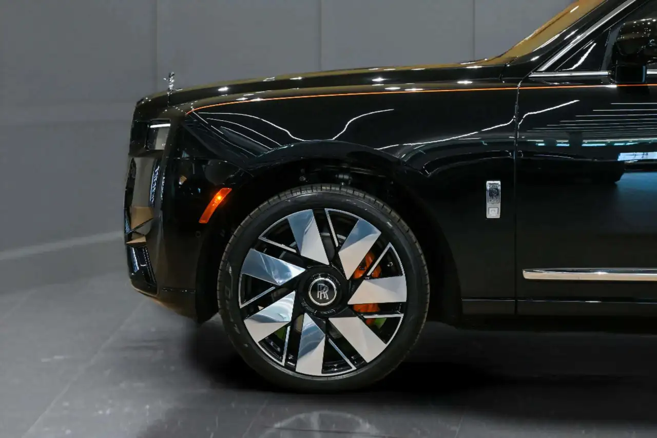 Rolls-Royce Cullinan снимка Rolls-Royce Cullinan
