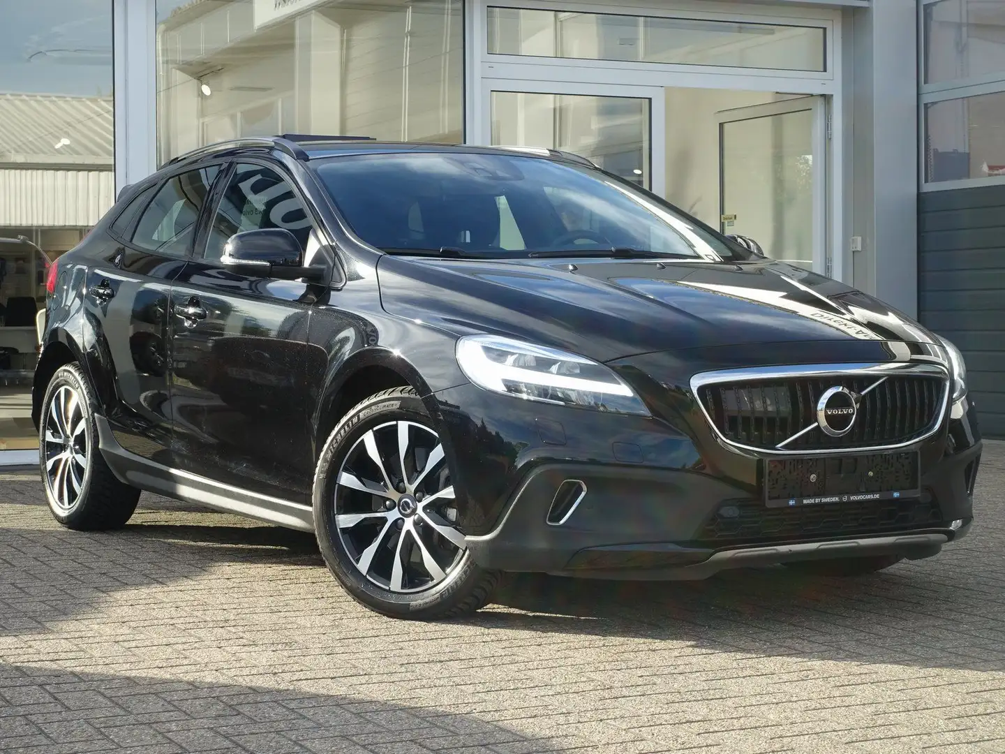 Volvo V40 Cross Country T3 1.5 Plus/BLIS/Sitzhz./Spur. Schwarz - 2