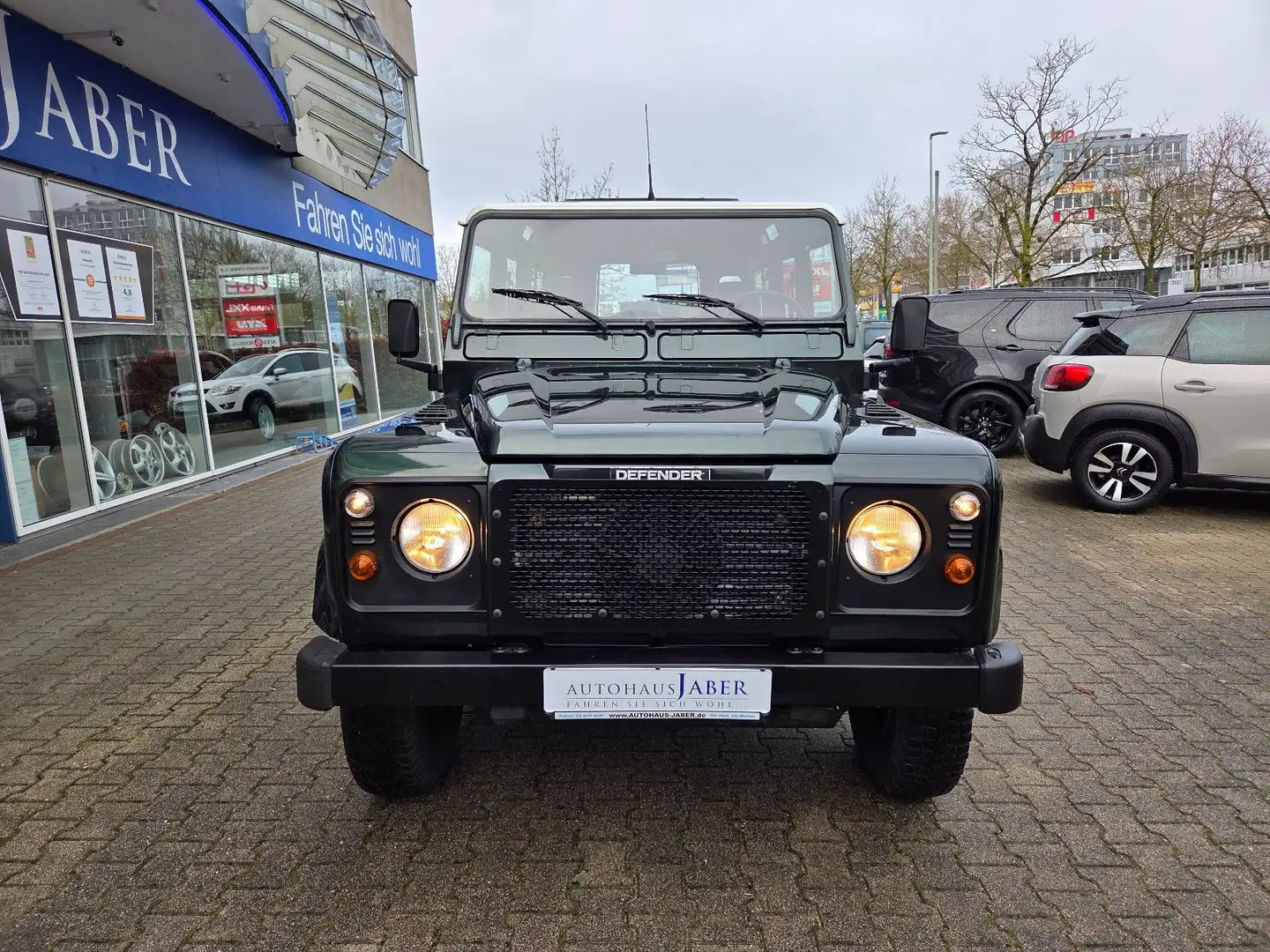 Land Rover Defender 110 Td5 Station Wagon 2.HD AHK Grün - 2