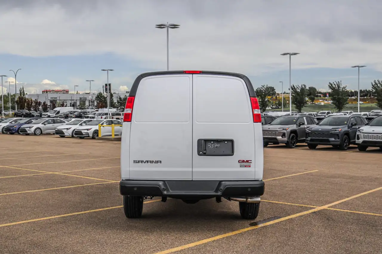 GMC Savana снимка GMC Savana