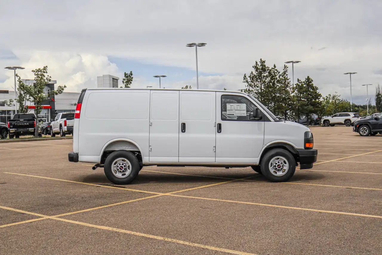 GMC Savana снимка GMC Savana