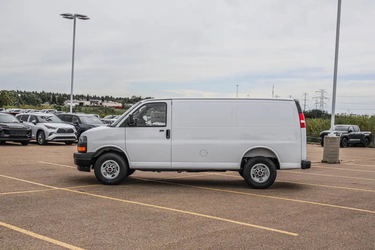 GMC Savana снимка GMC Savana