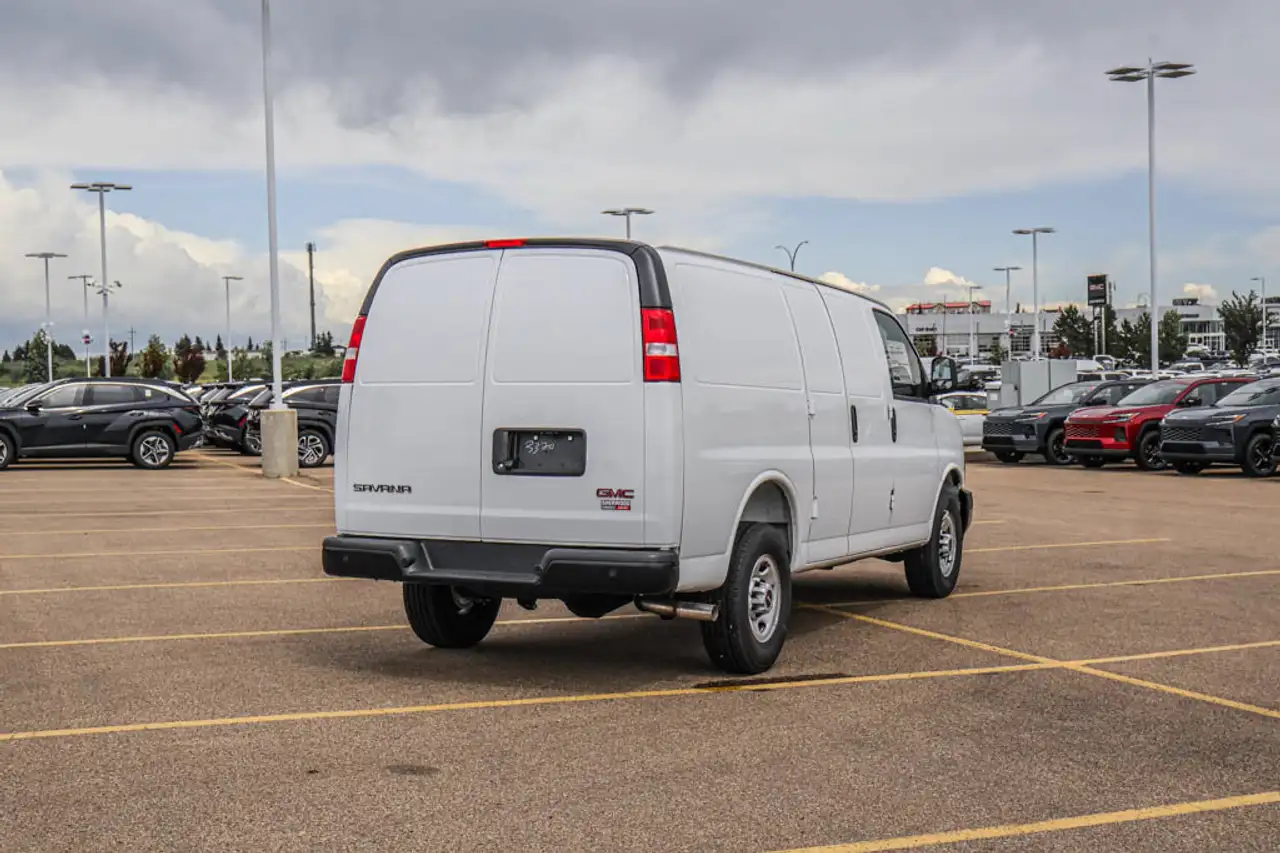 GMC Savana снимка GMC Savana