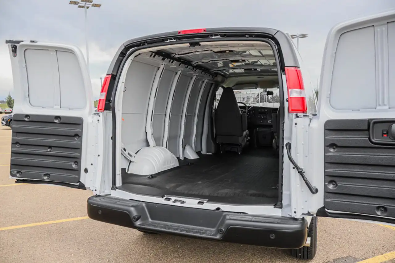 GMC Savana снимка GMC Savana