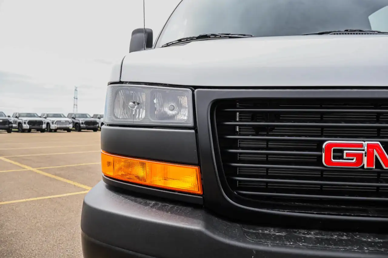 GMC Savana снимка GMC Savana