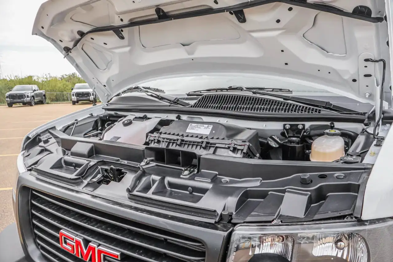 GMC Savana снимка GMC Savana
