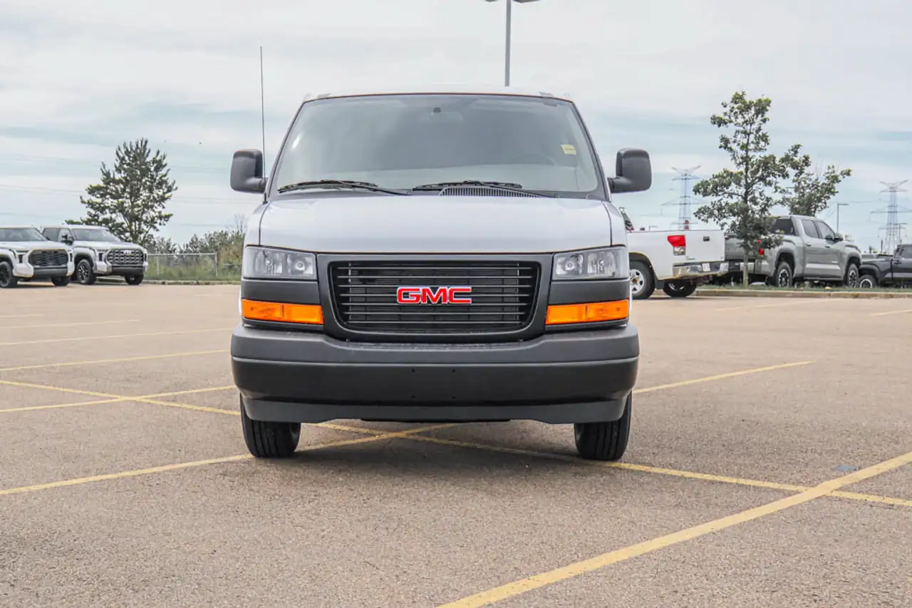 GMC Savana снимка GMC Savana
