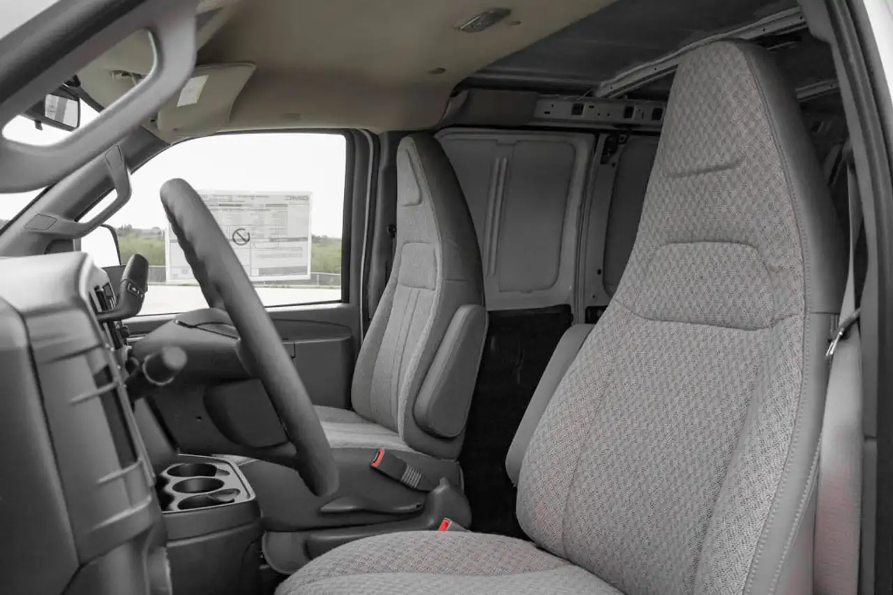 GMC Savana снимка GMC Savana