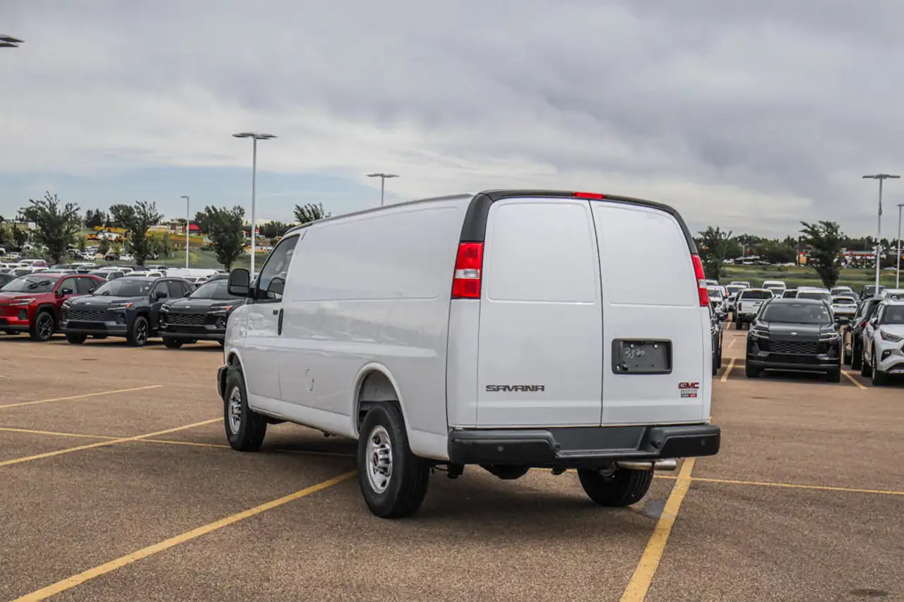 GMC Savana снимка GMC Savana