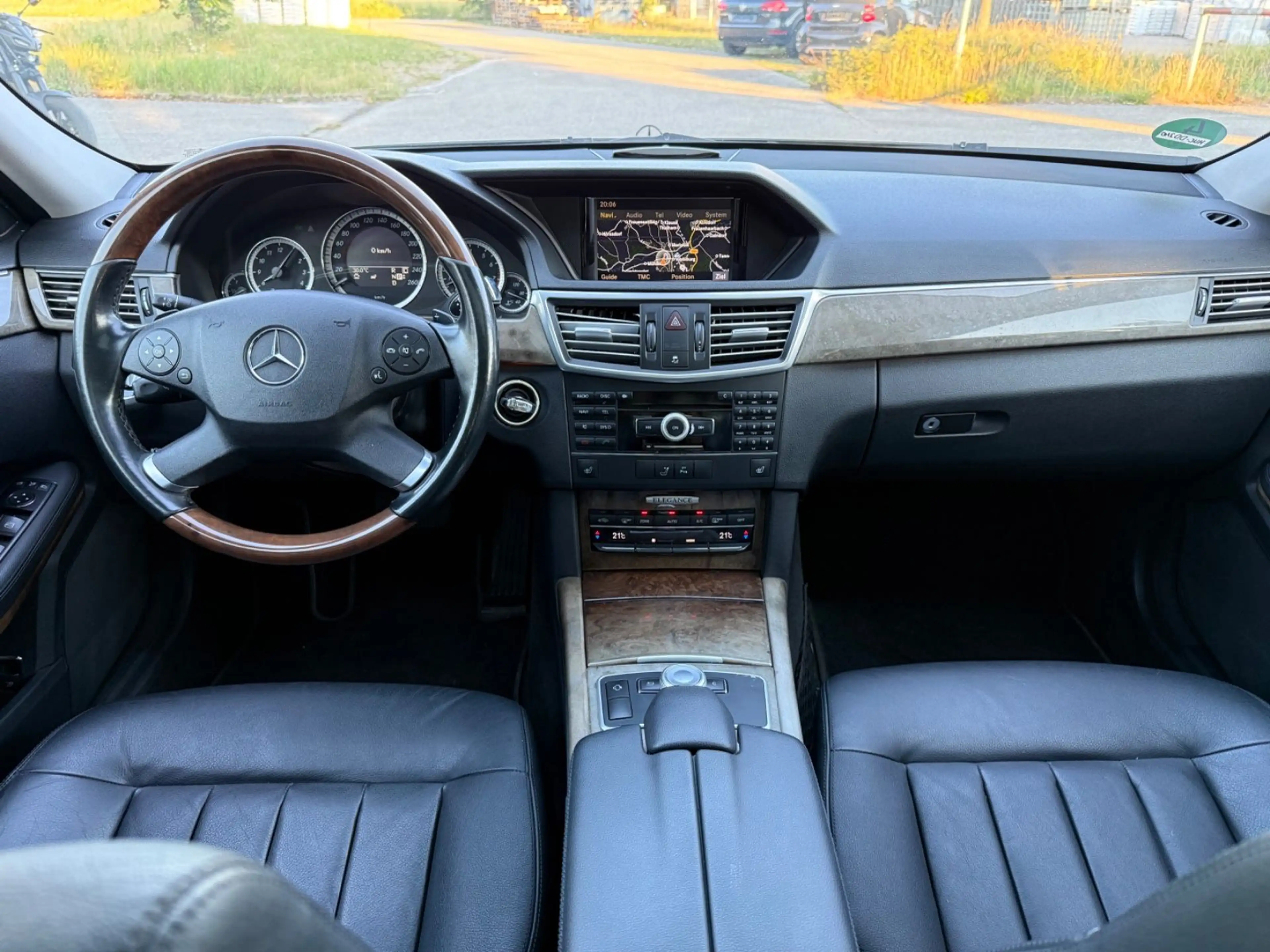 Mercedes-Benz E 350 E Limousine AMG Line HU 06/2027 — photo 13