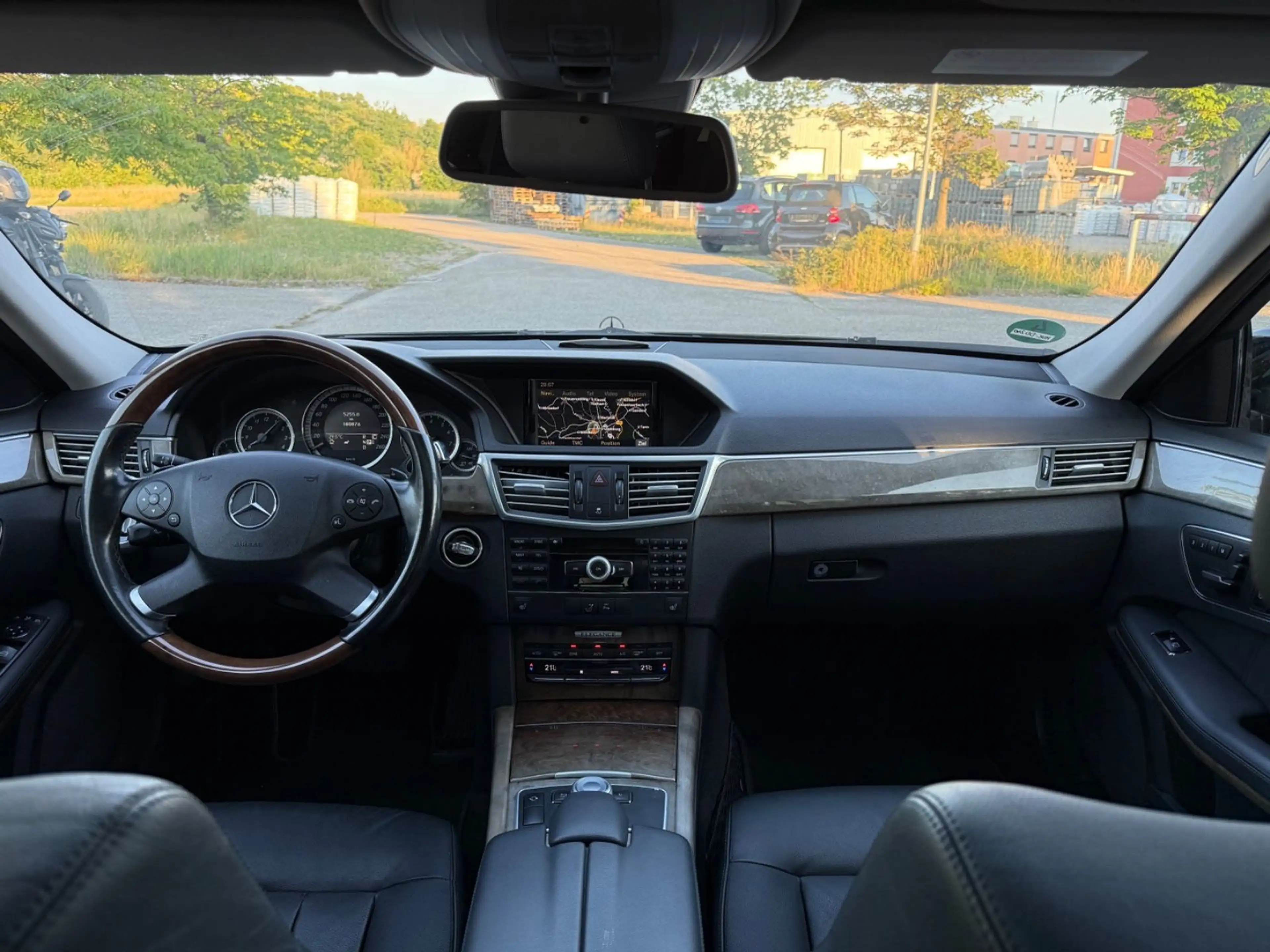 Mercedes-Benz E 350 E Limousine AMG Line HU 06/2027 — photo 14
