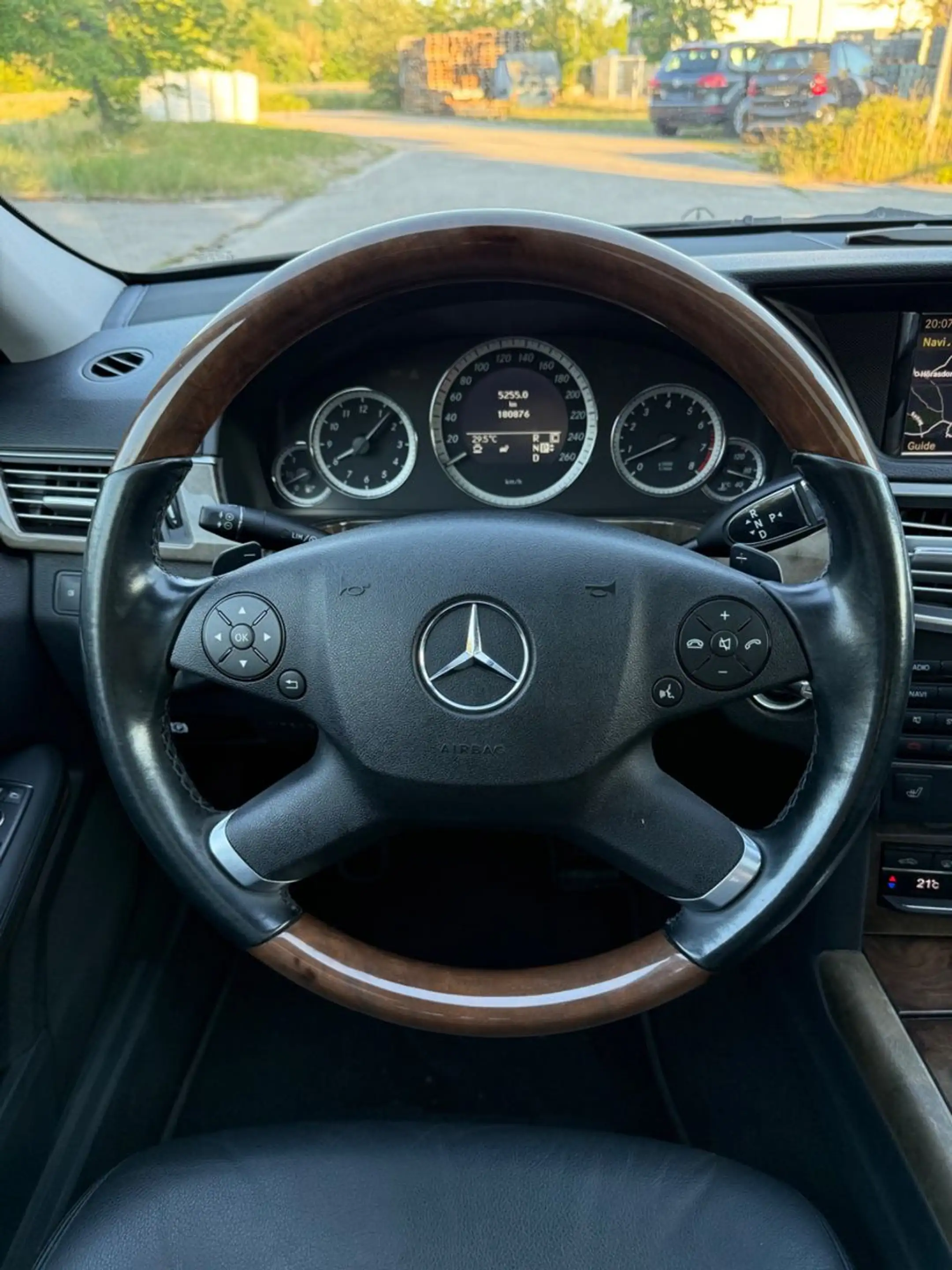 Mercedes-Benz E 350 E Limousine AMG Line HU 06/2027 — photo 15