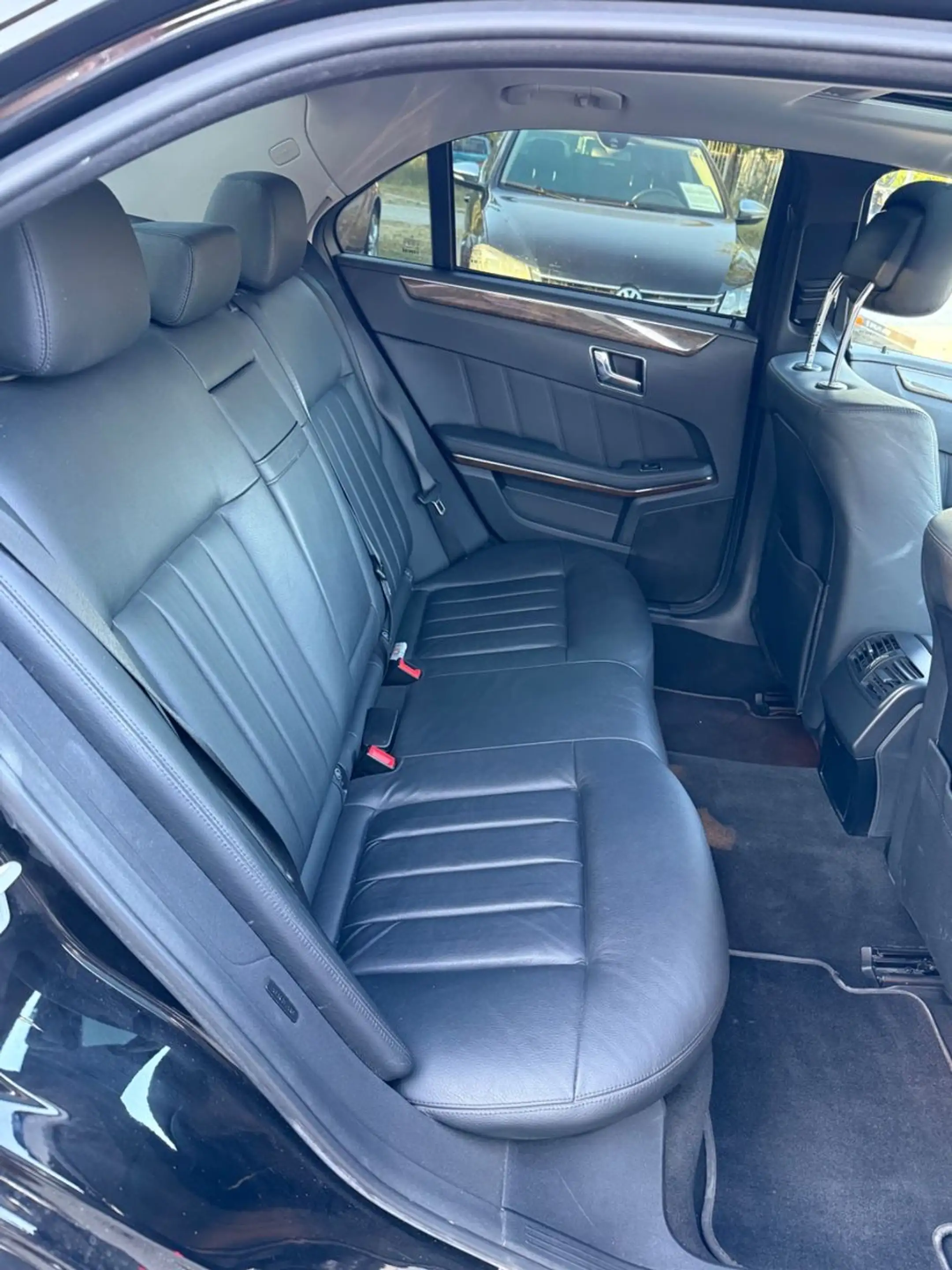 Mercedes-Benz E 350 E Limousine AMG Line HU 06/2027 — photo 12