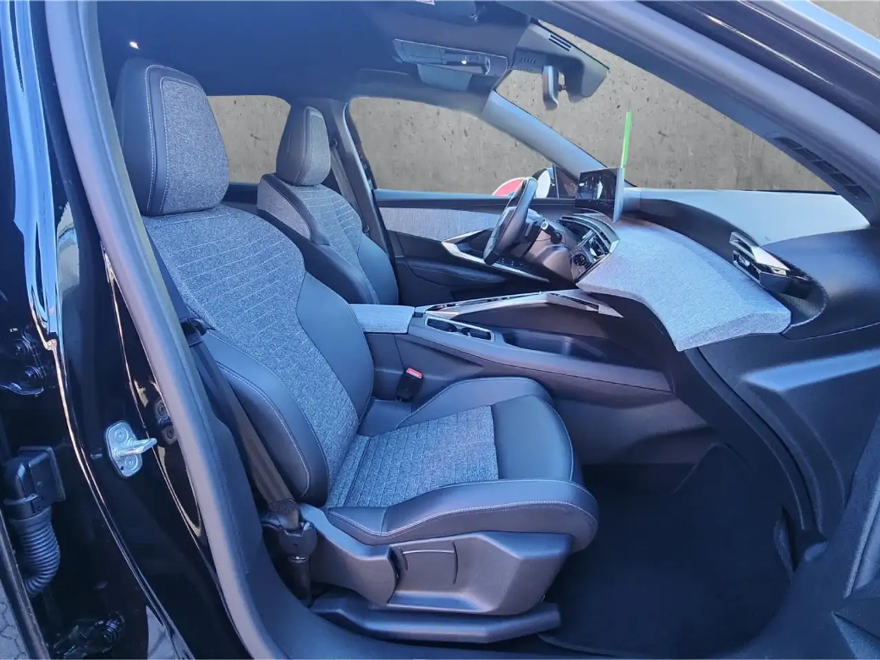 Peugeot 5008 Allure HYBRID 145 e-DSC6 Navi Digitales Cockpit LE 13