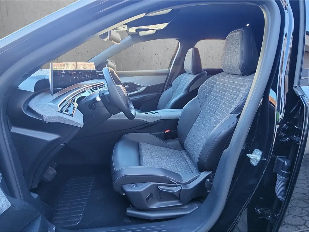Peugeot 5008 Allure HYBRID 145 e-DSC6 Navi Digitales Cockpit LE 9