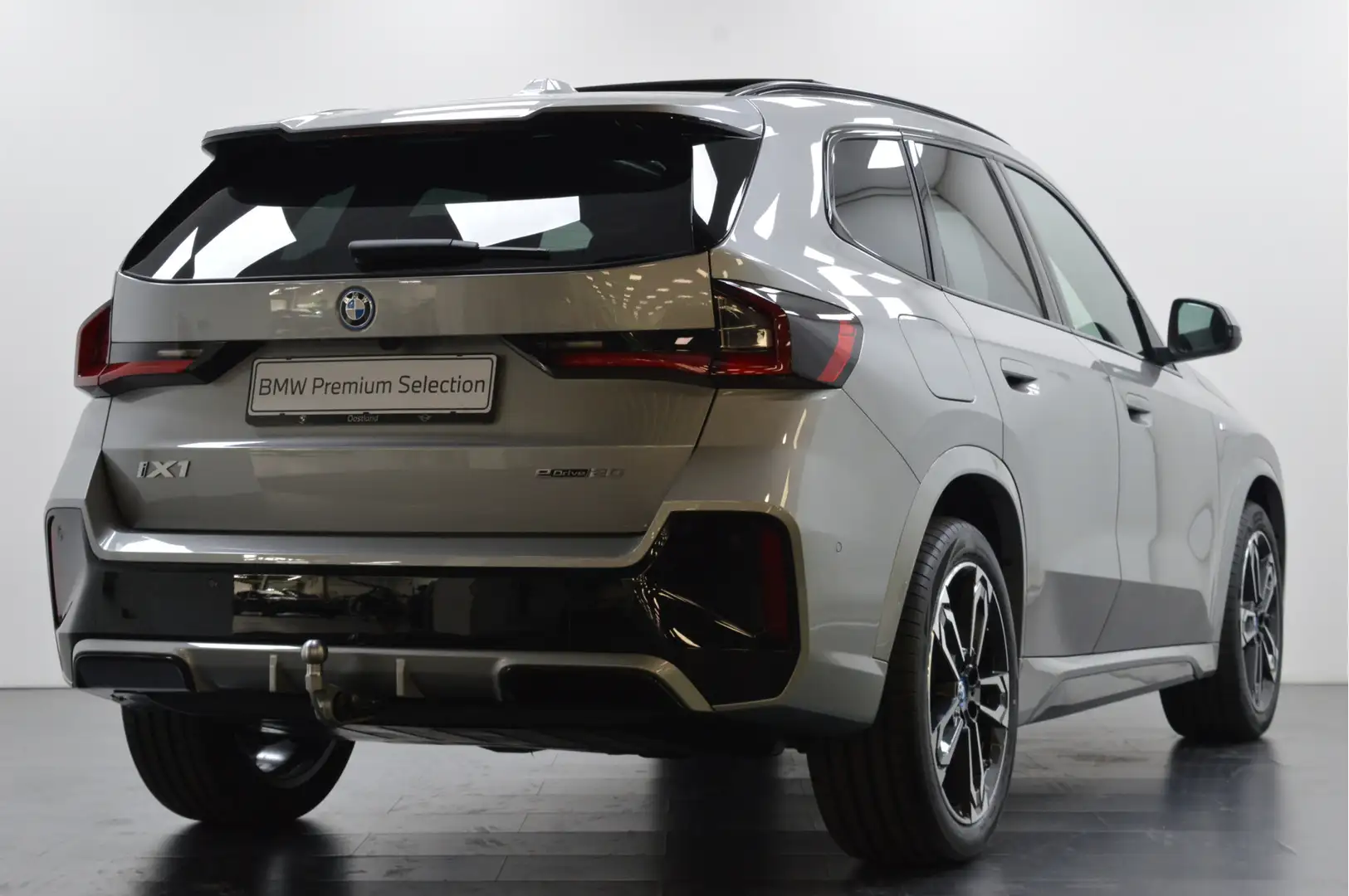 BMW iX1 eDrive20 M Sport / Panoramadak / Trekhaak / Achter Zilver - 2