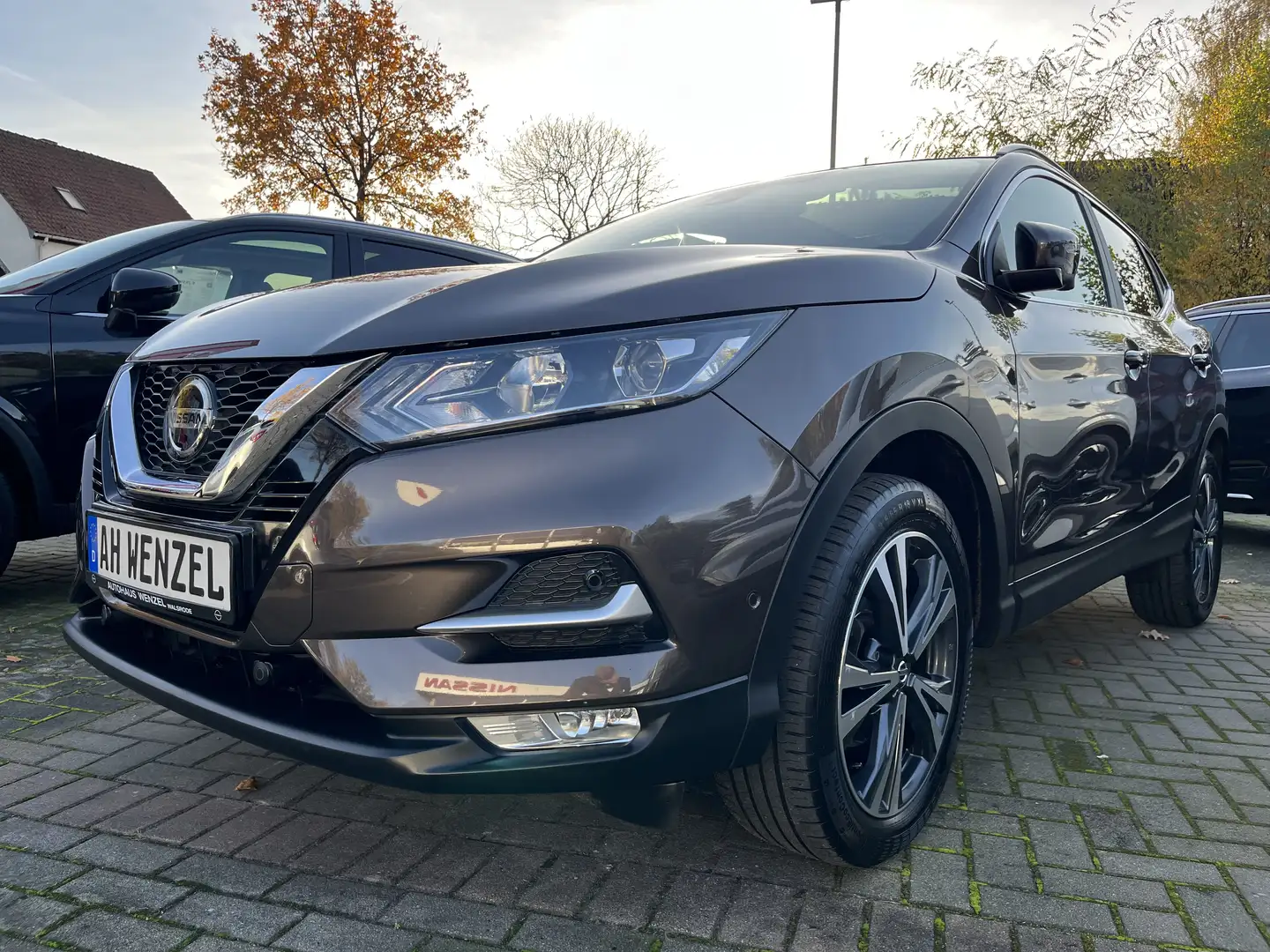 Nissan Qashqai 1.3 DIG-T 160 PS N-Connecta Kamera,Navi,Winter Braun - 1
