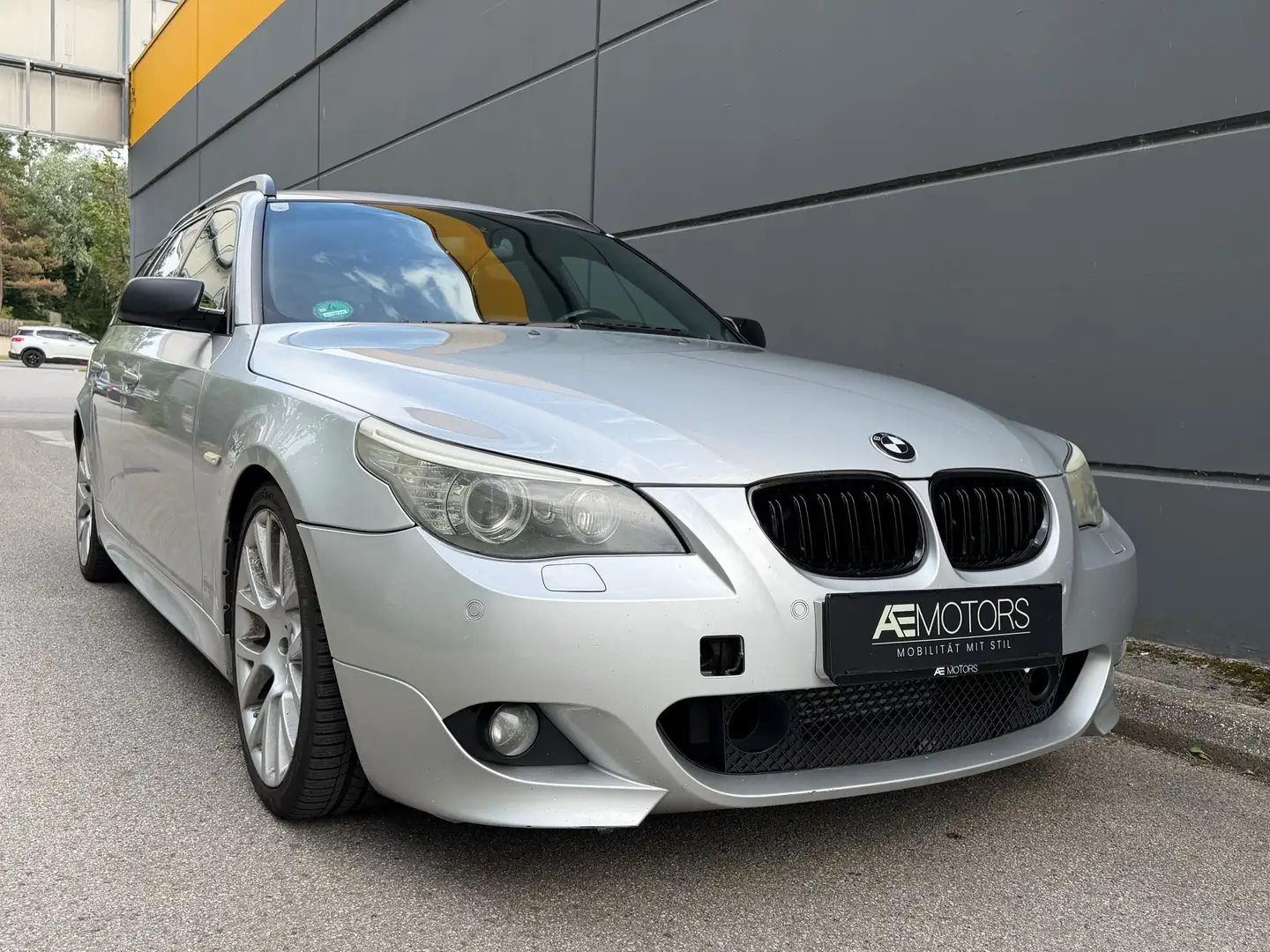 BMW 525 M-SPORT*NAVI*TEMPOMAT*XENON*SITZHZG*MFL* Grau - 1