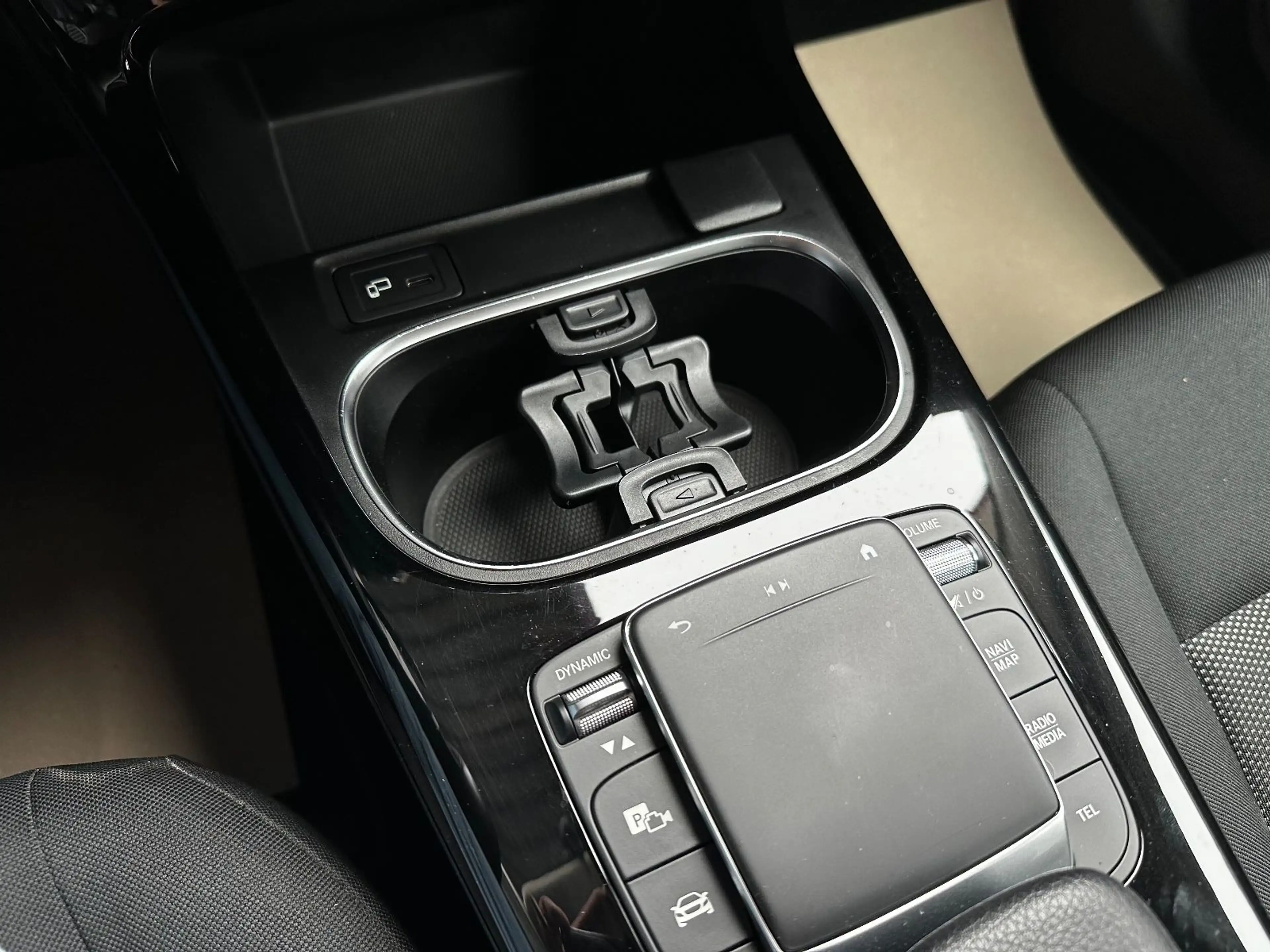 Mercedes-Benz CLA 200 d Shooting Brake  "HU+Service Neu" — photo 37