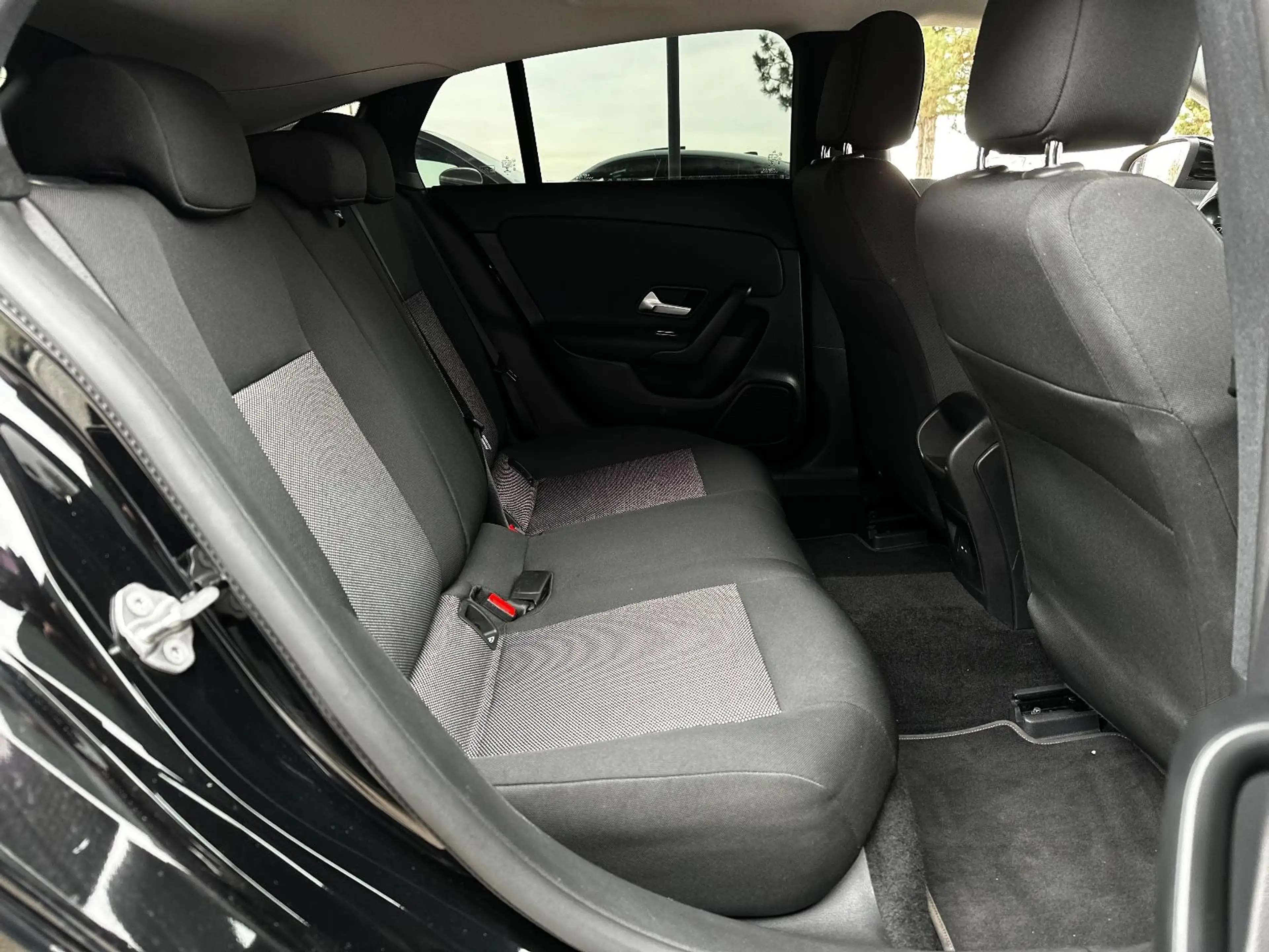 Mercedes-Benz CLA 200 d Shooting Brake  "HU+Service Neu" — photo 23