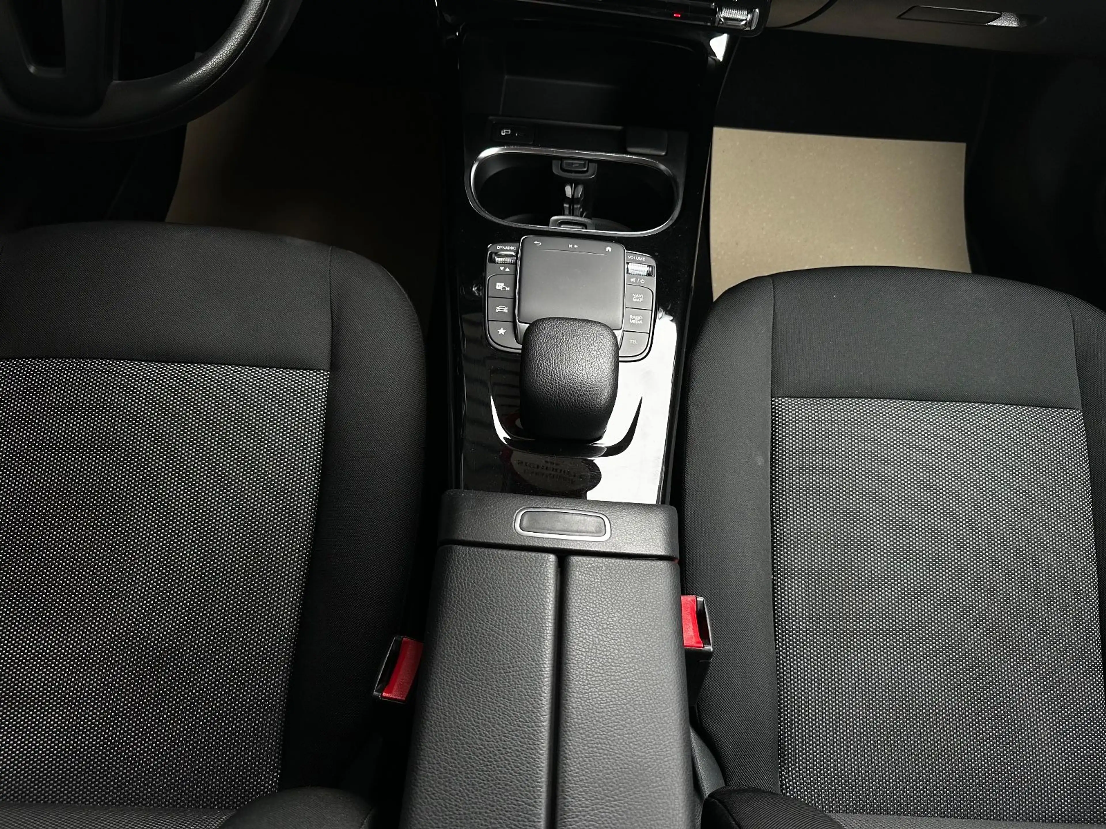 Mercedes-Benz CLA 200 d Shooting Brake  "HU+Service Neu" — photo 36