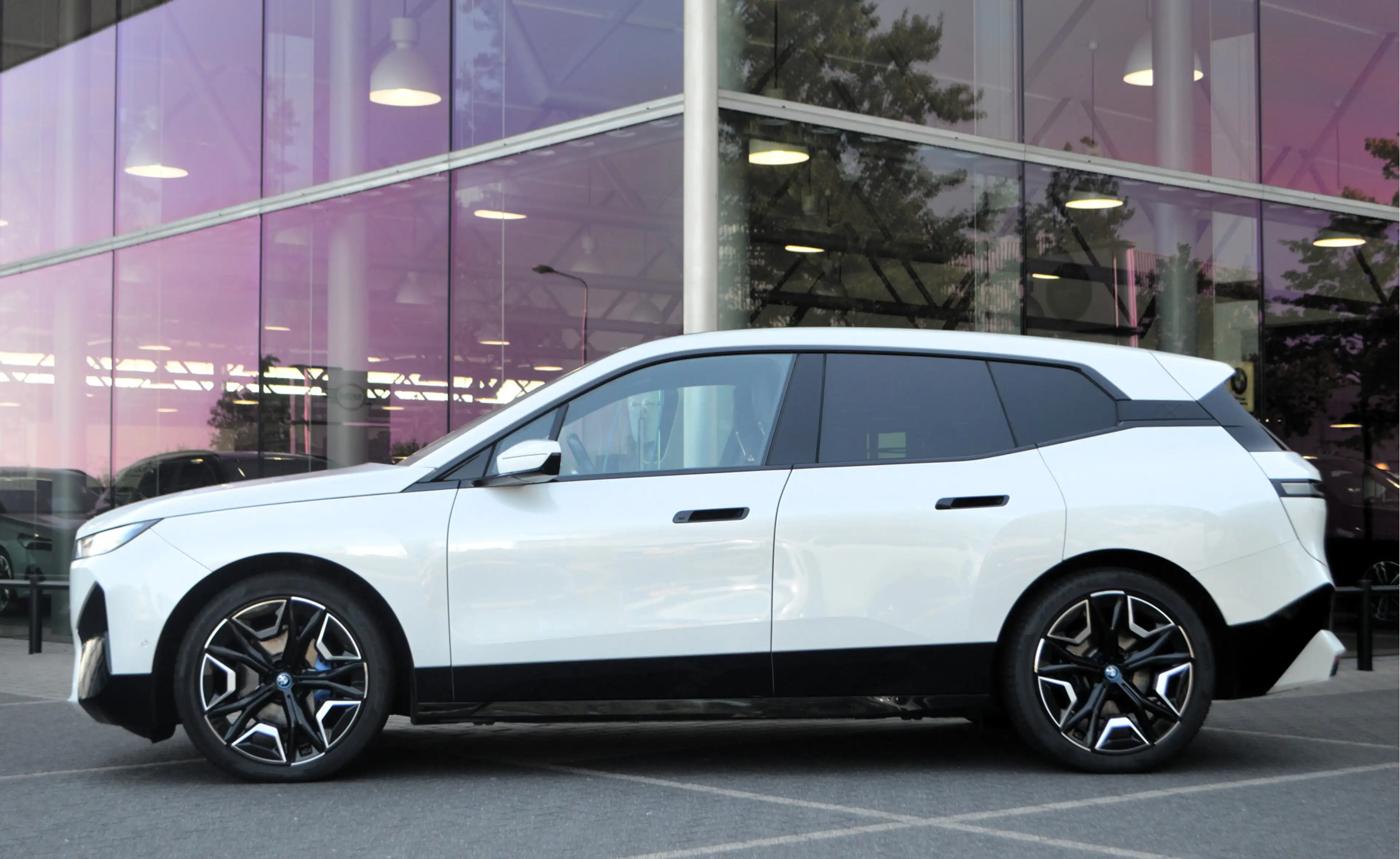 BMW iX xDrive50 High Executive / Sportpakket / Panoramada — photo 2