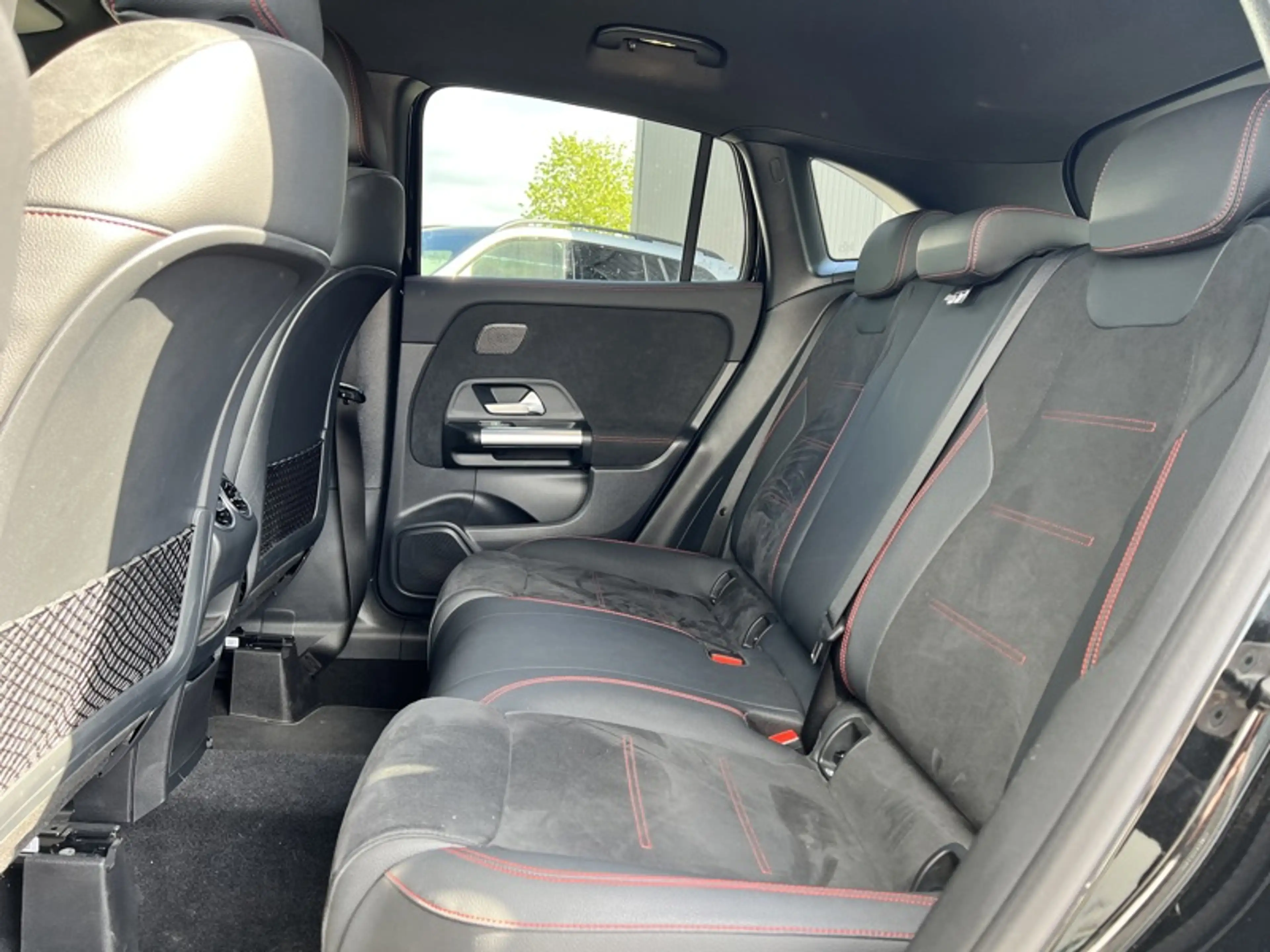 Mercedes-Benz GLA 180 AMG Pack Night Facelift Attelage — photo 9