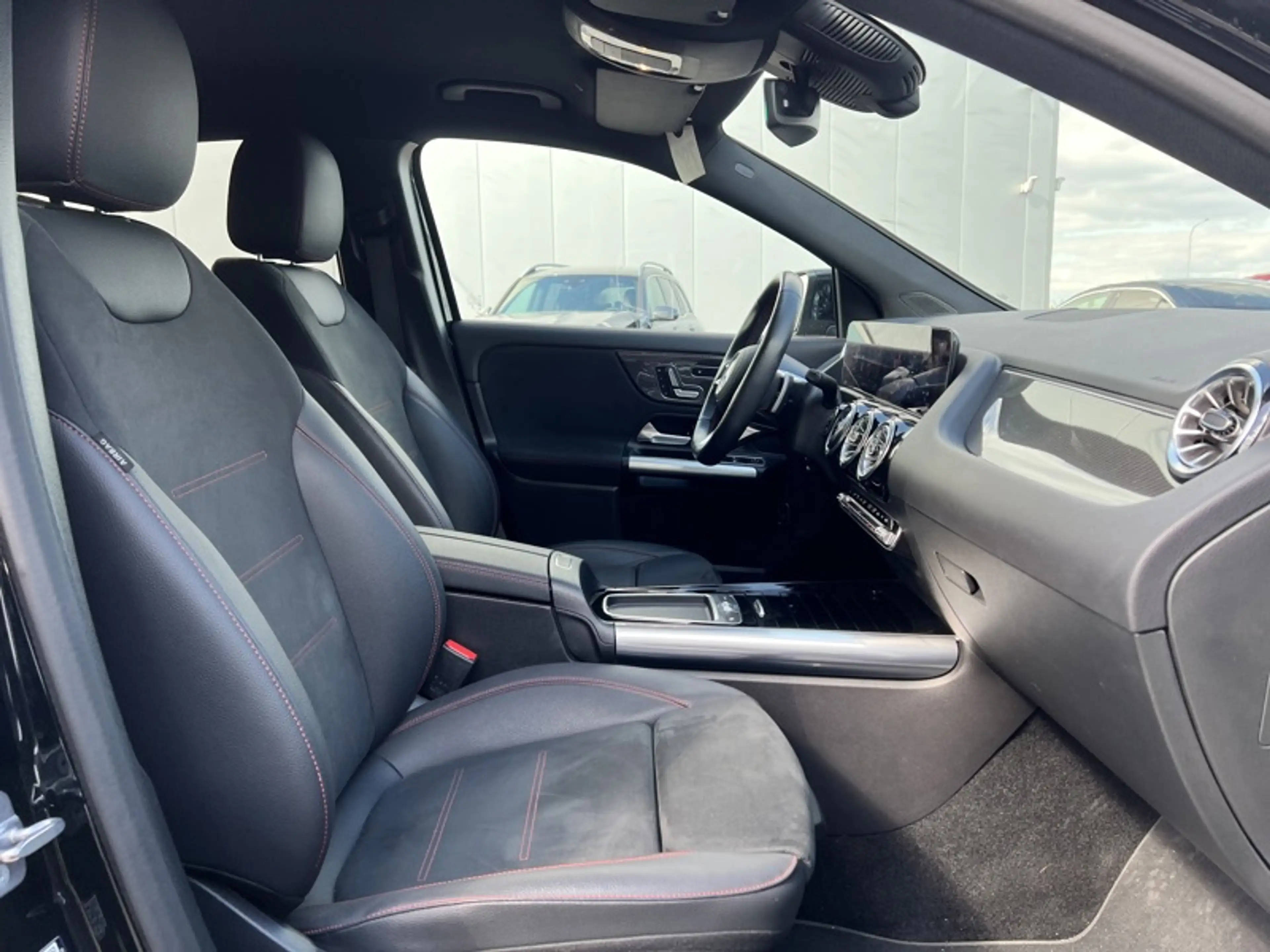 Mercedes-Benz GLA 180 AMG Pack Night Facelift Attelage — photo 10