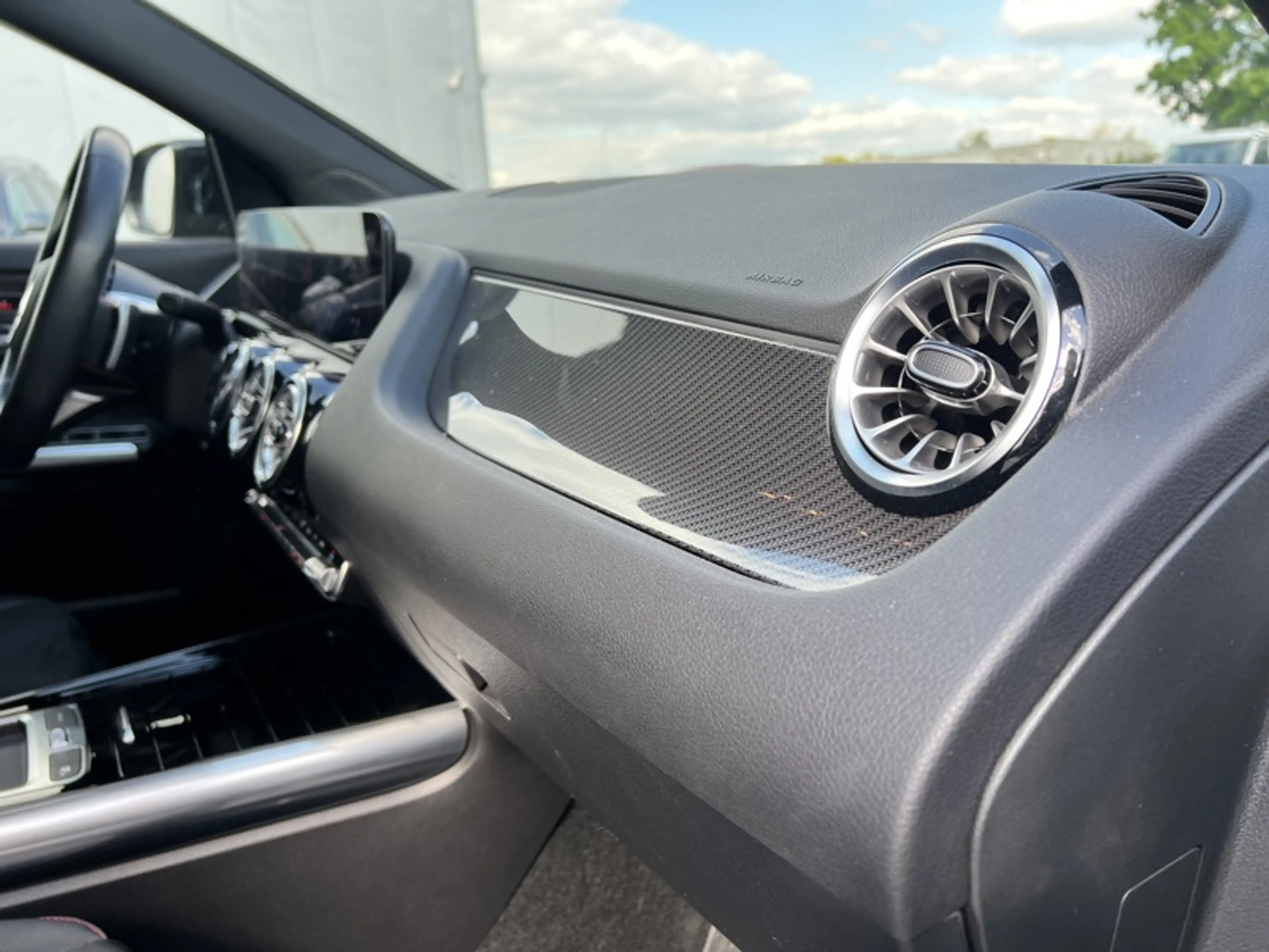 Mercedes-Benz GLA 180 AMG Pack Night Facelift Attelage — photo 11