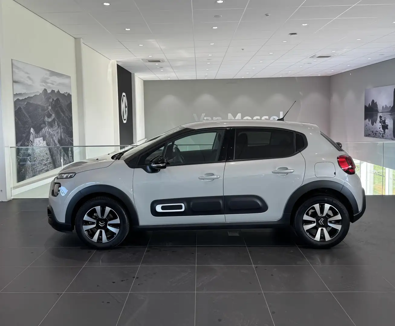 Citroen C3 1.2 PureTech Max | Parkeersensoren | Navigatie | B Beige - 2