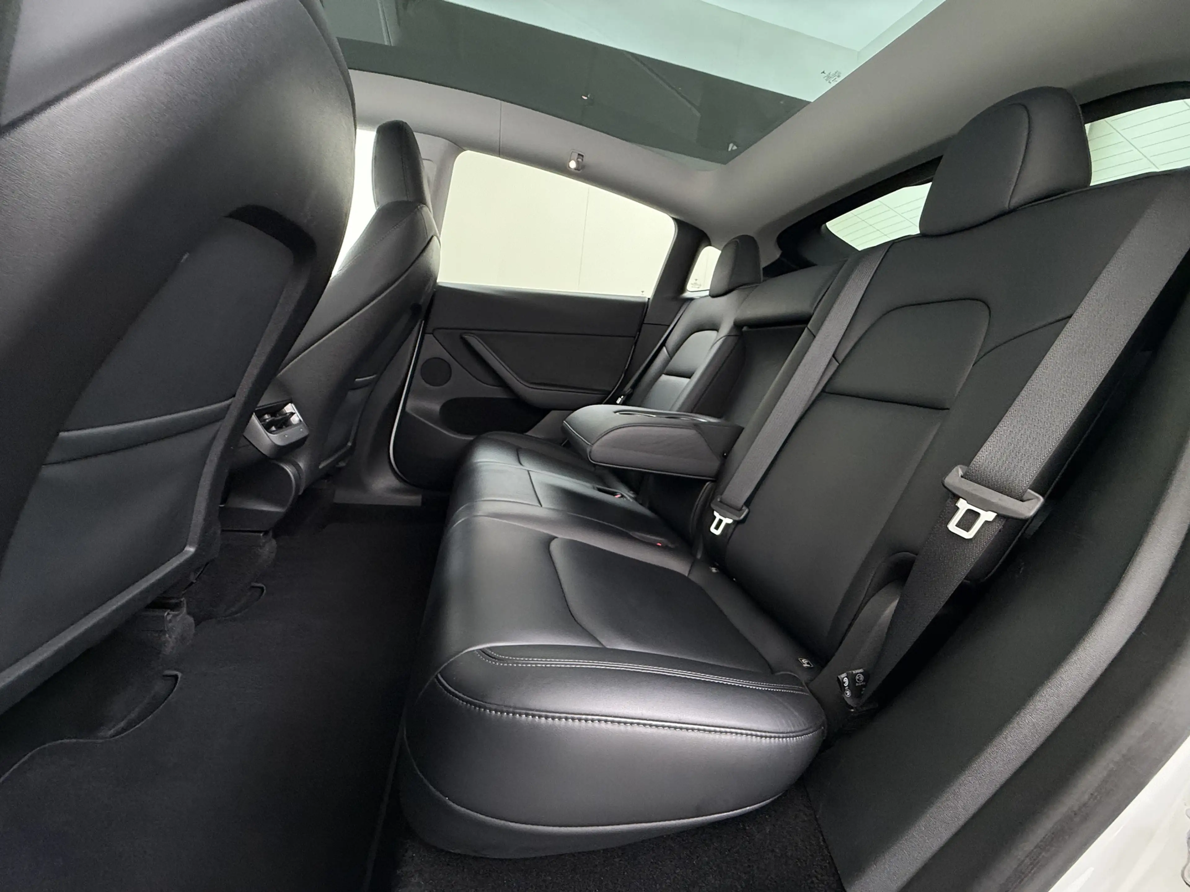 Tesla Model Y RWD 300PK SOH 90% Trekhaak Warmtepomp LFP-Accu Pre — photo 30