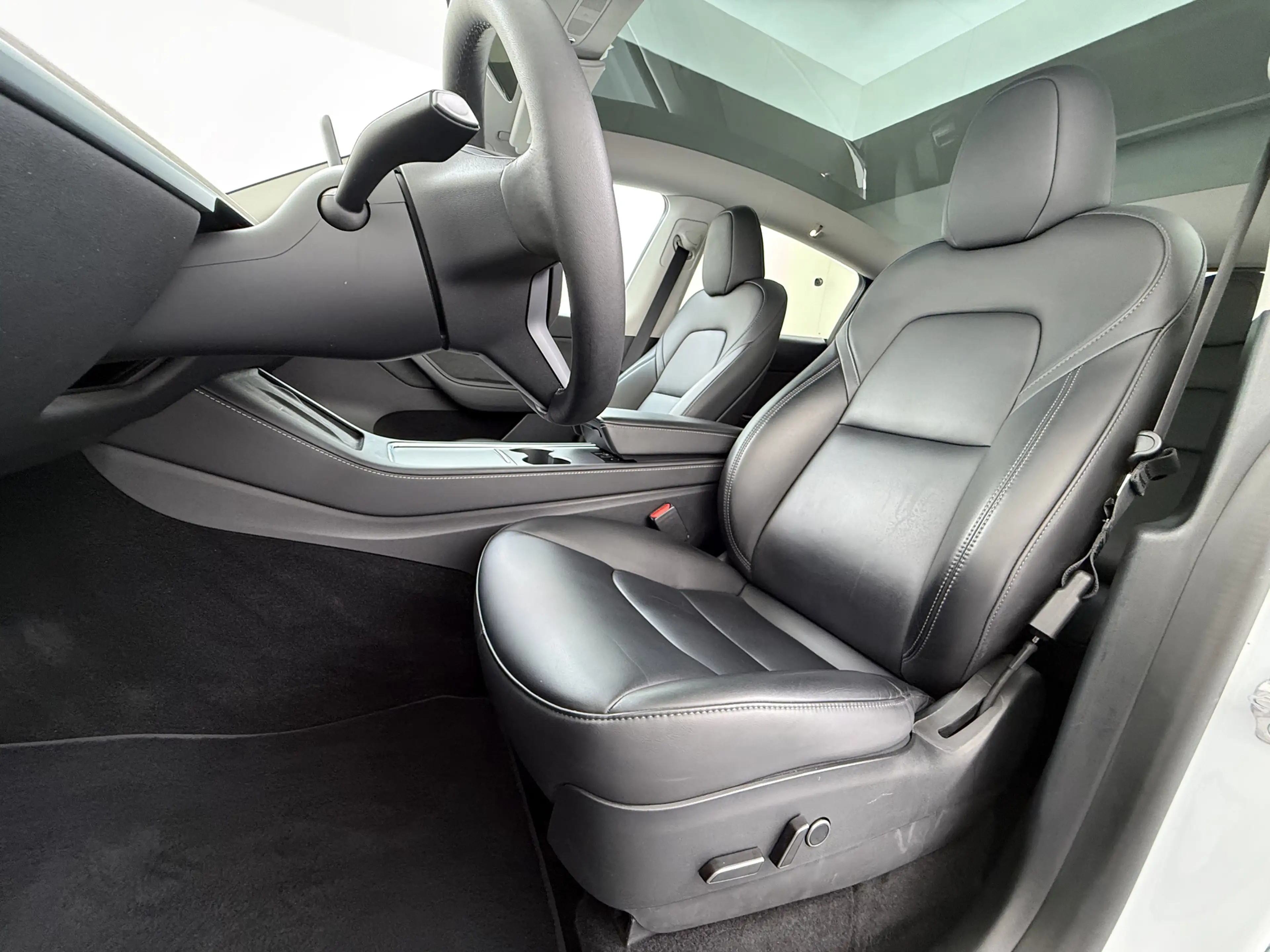 Tesla Model Y RWD 300PK SOH 90% Trekhaak Warmtepomp LFP-Accu Pre — photo 12
