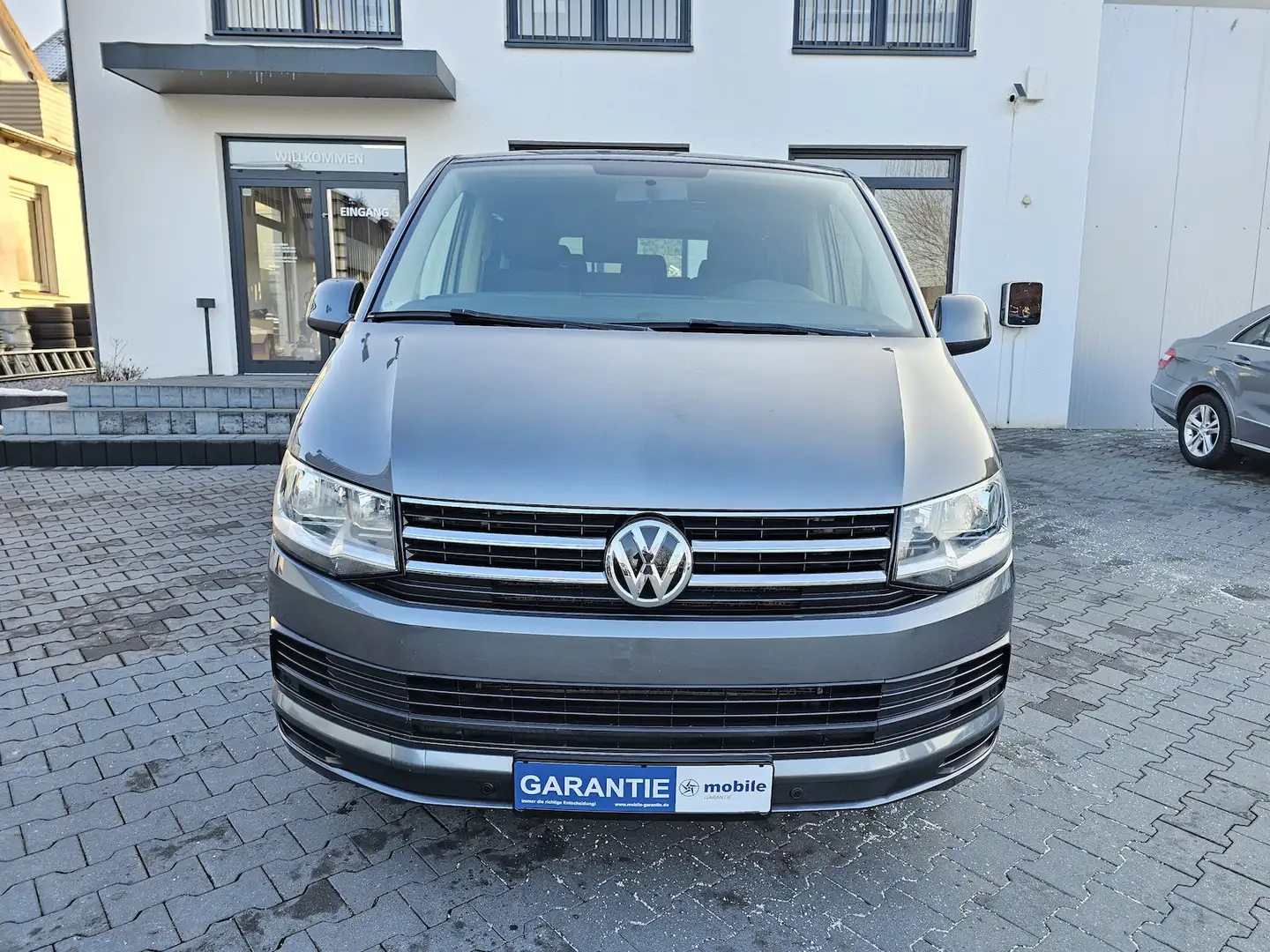 Volkswagen T6.1 Caravelle 2.0 TDI lang NAVI AHK 9-Sitzer Grau - 2
