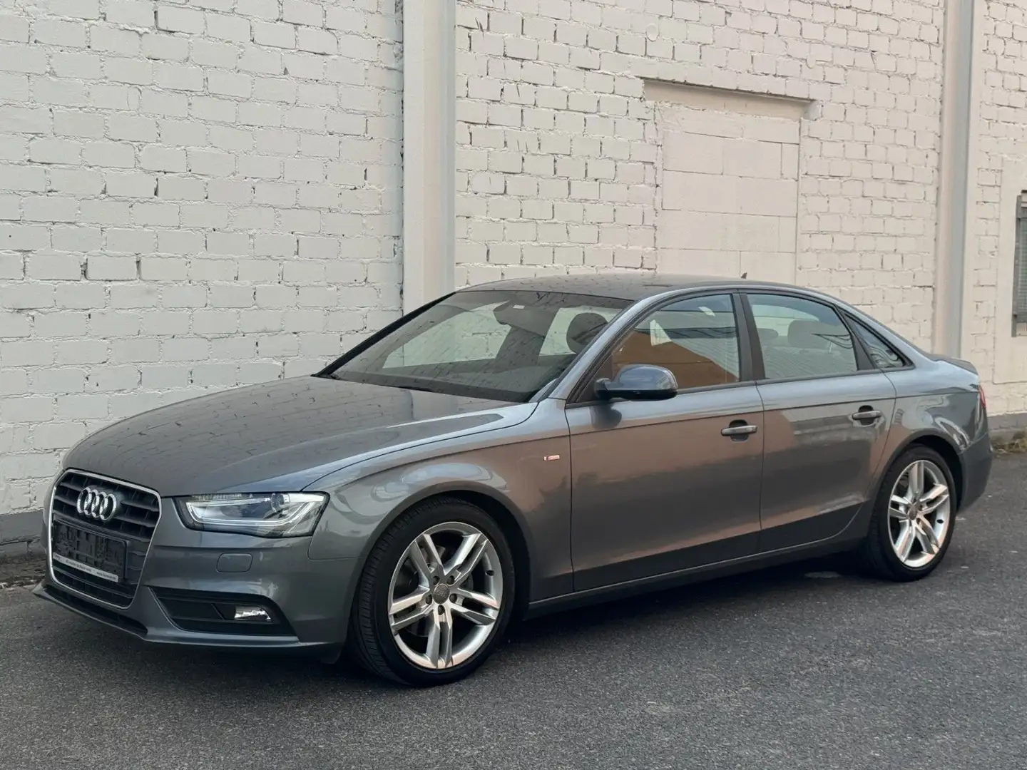 Audi A4 Lim. Aut.+S line Sportpaket+TL+NAVI+MMI+XENON Grijs - 1