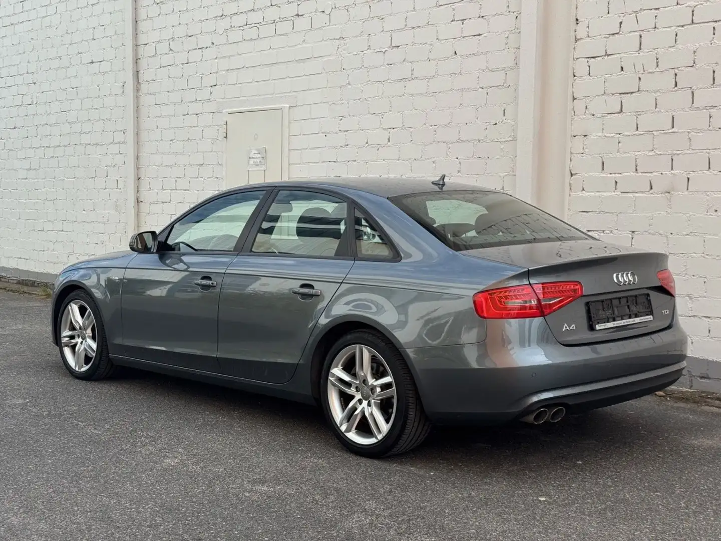 Audi A4 Lim. Aut.+S line Sportpaket+TL+NAVI+MMI+XENON Grijs - 2