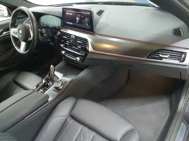 BMW 5 Series view 9
